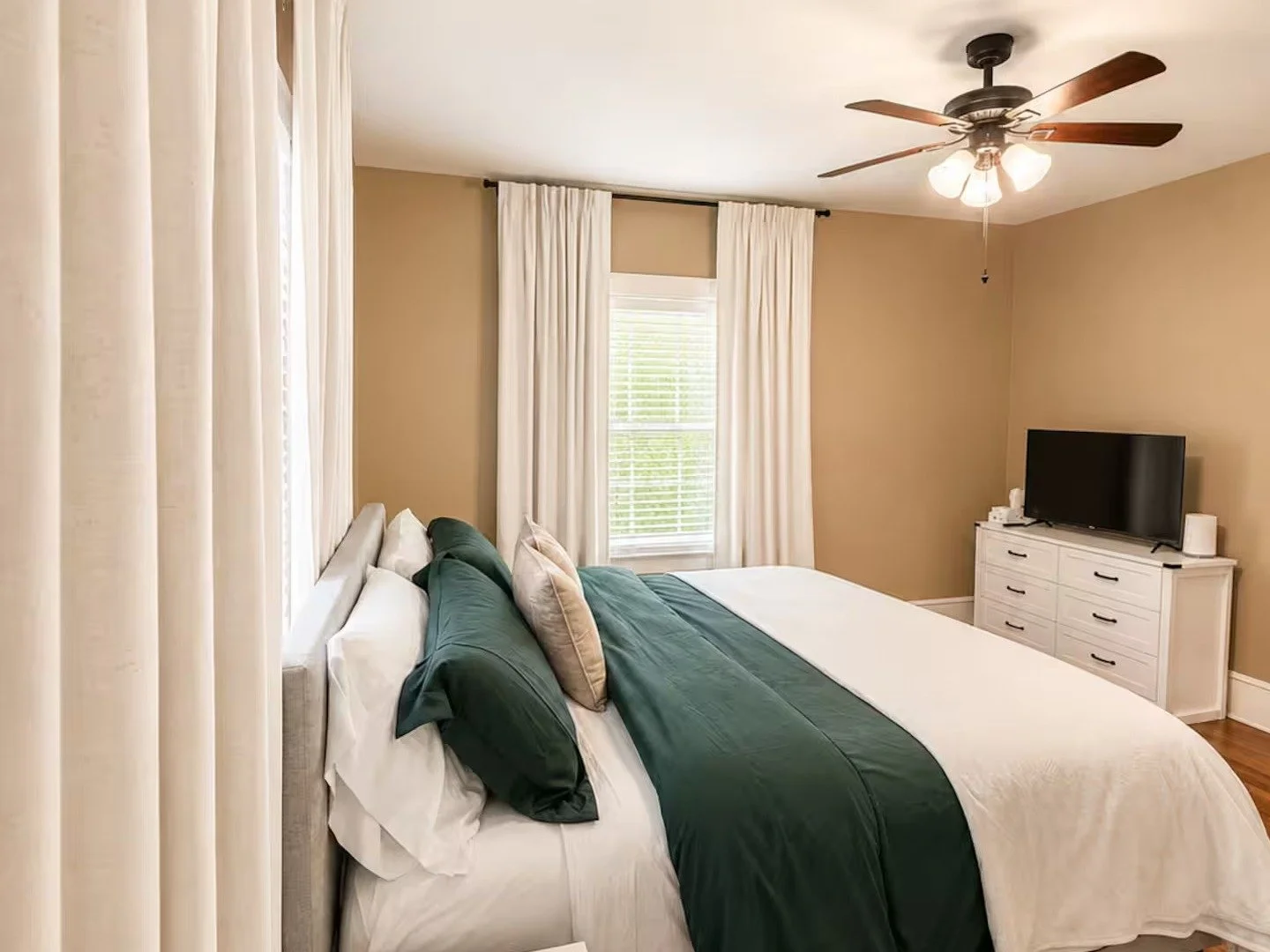 manor-10-primary_bedroom_2.jpg