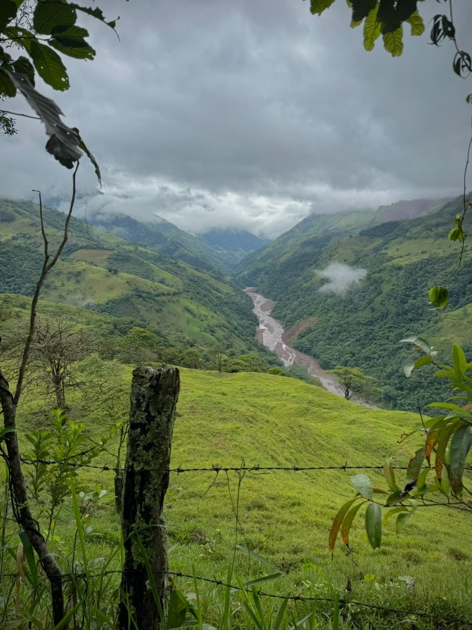 Senderismo por la Ruta del Cañón, una ruta que combina naturaleza, actividad física y el reto de recorrer uno de los paisajes más representativos del cañón del Rio Guatiquia.   Una experiencia diseñada para quienes disfrutan caminar en montaña, compa
