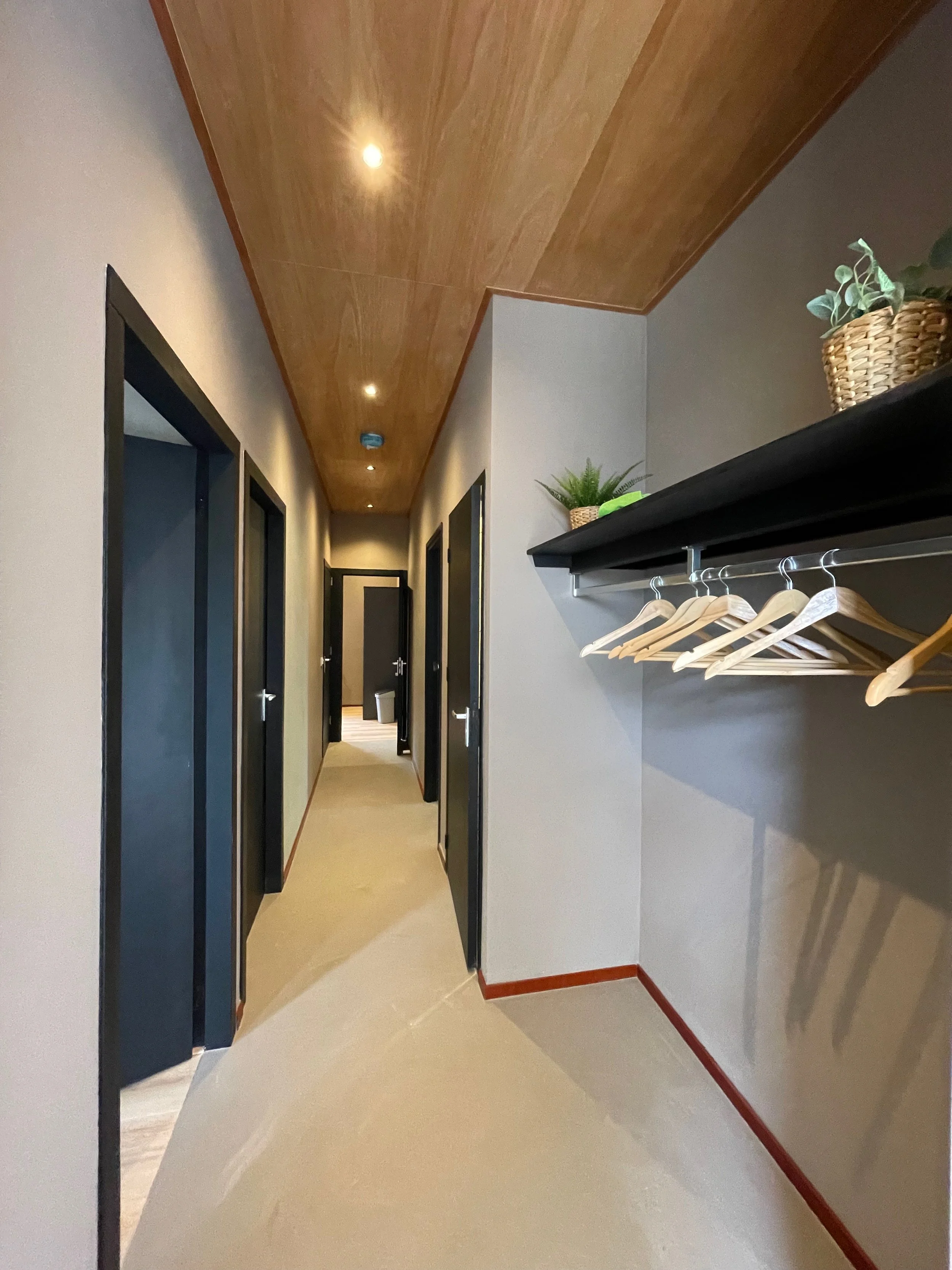 Hal met garderobe en kapstok in Bungalow Sonnevanck in Ballum op Ameland