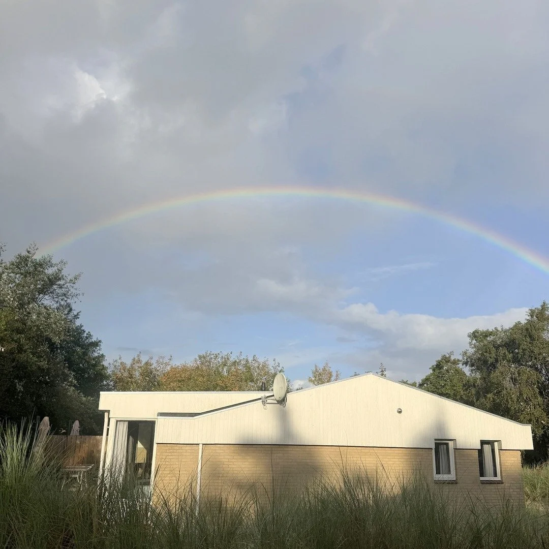 Na de bui op Ballum 🌈
Vier huizen op &eacute;&eacute;n plek, samen maar apart. Ruimte voor de hele familie, met ieder een eigen terras en de duinen om de hoek.
Wie komt er onder deze regenboog logeren?
📍 Ballum, Ameland &middot; link in bio

#amela