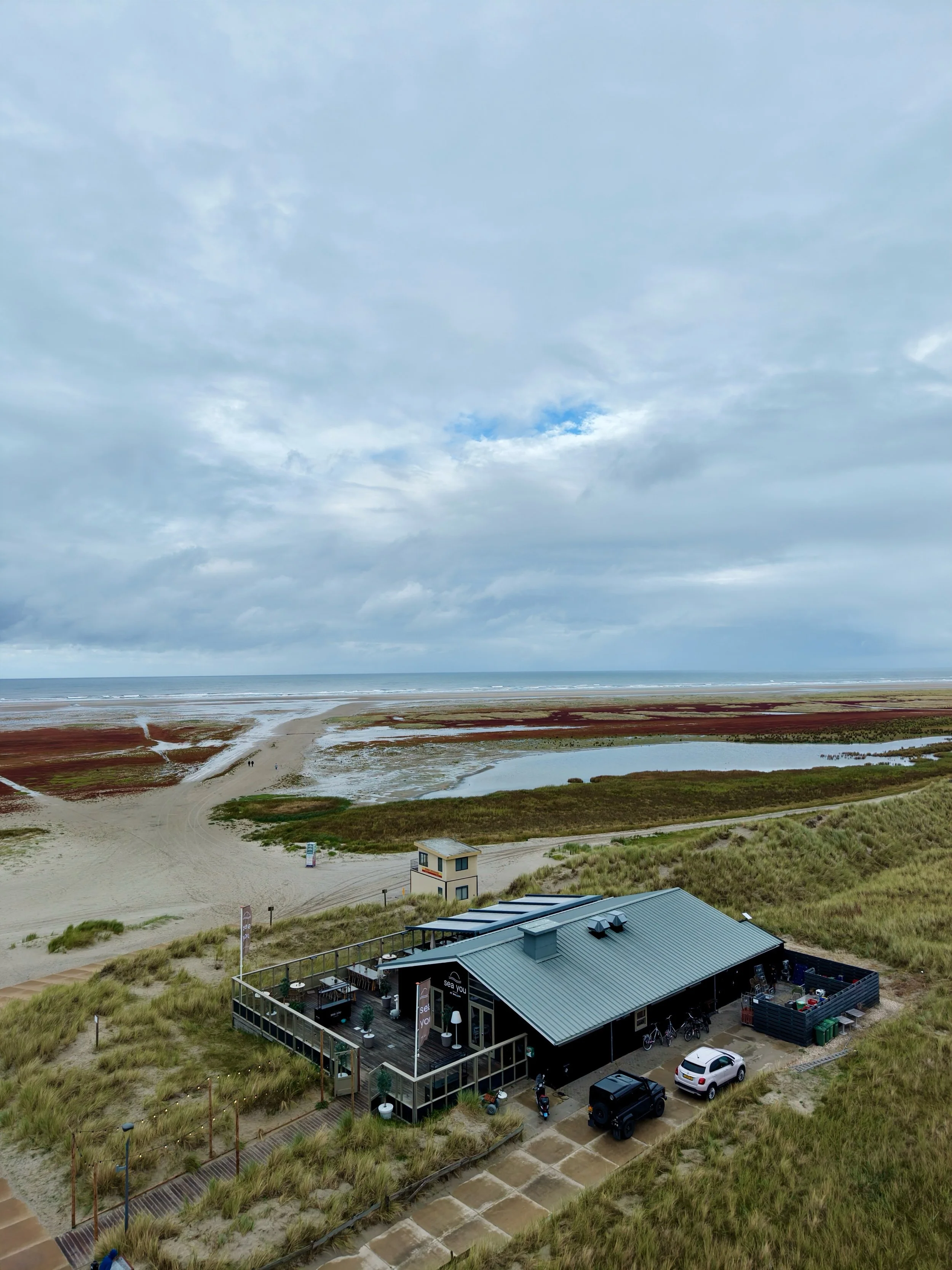 Het groene strand bij onze vier vakantie huizen kleur nu herfstachtig rood. #groenestrand #ballum #ameland #vakantieopameland #wadden