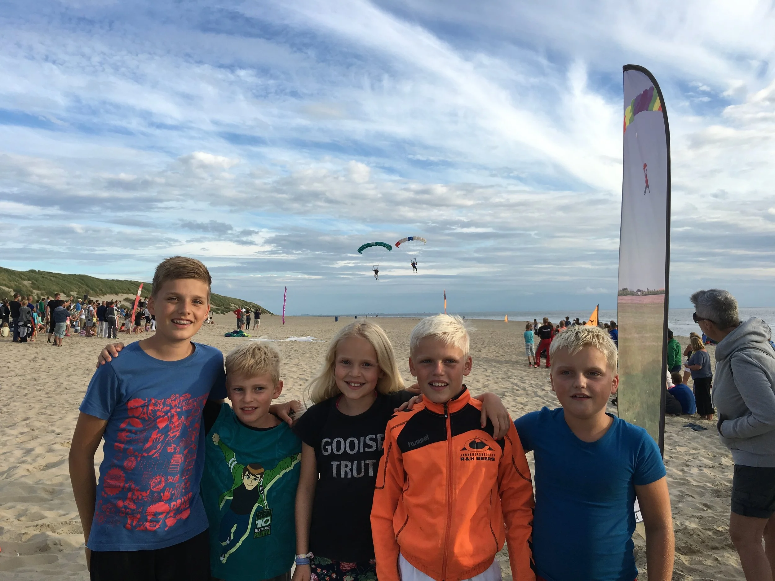 Kinderen op het strand van Ameland tijdens een strandactiviteit