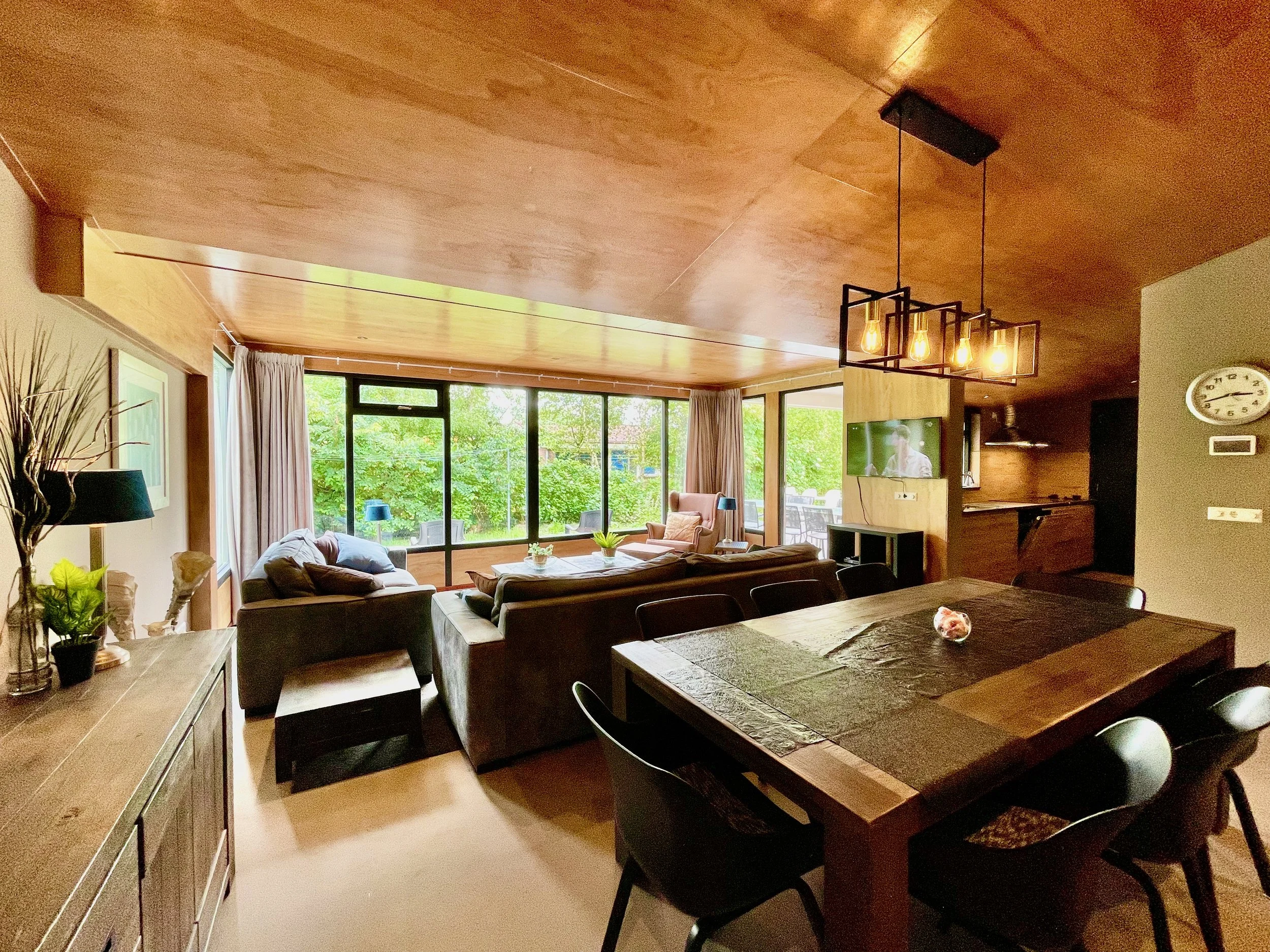 Woonkamer met eettafel en zithoek in Bungalow Sonnevanck in Ballum op Ameland