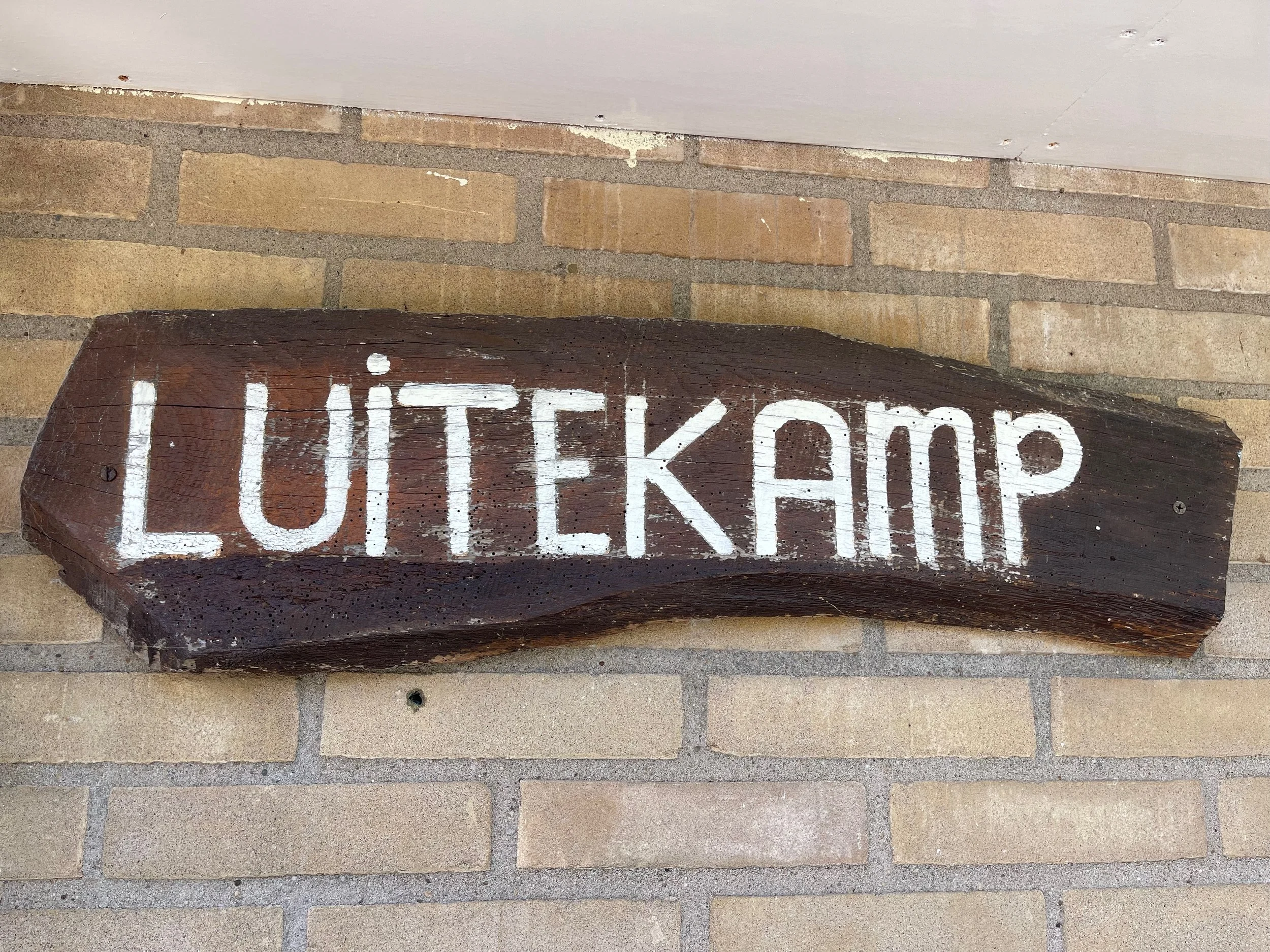 Houten naambord van Bungalow Luitekamp aan de gevel in Ballum op Ameland