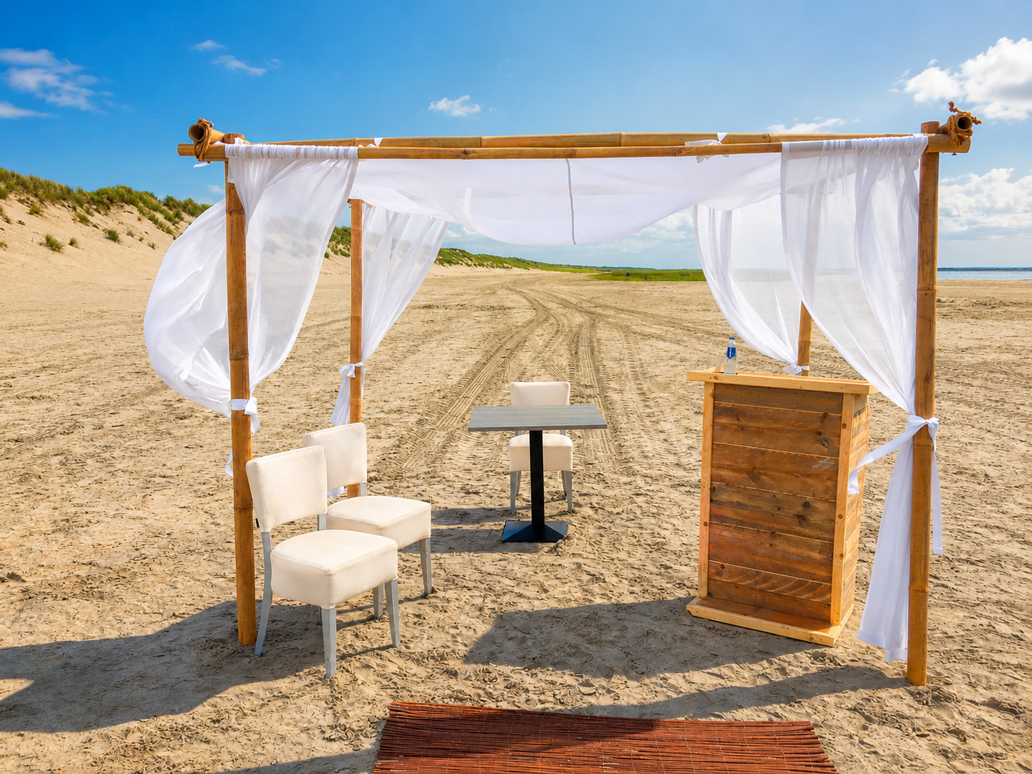 Feestelijke opstelling met witte doeken op het strand van Ameland