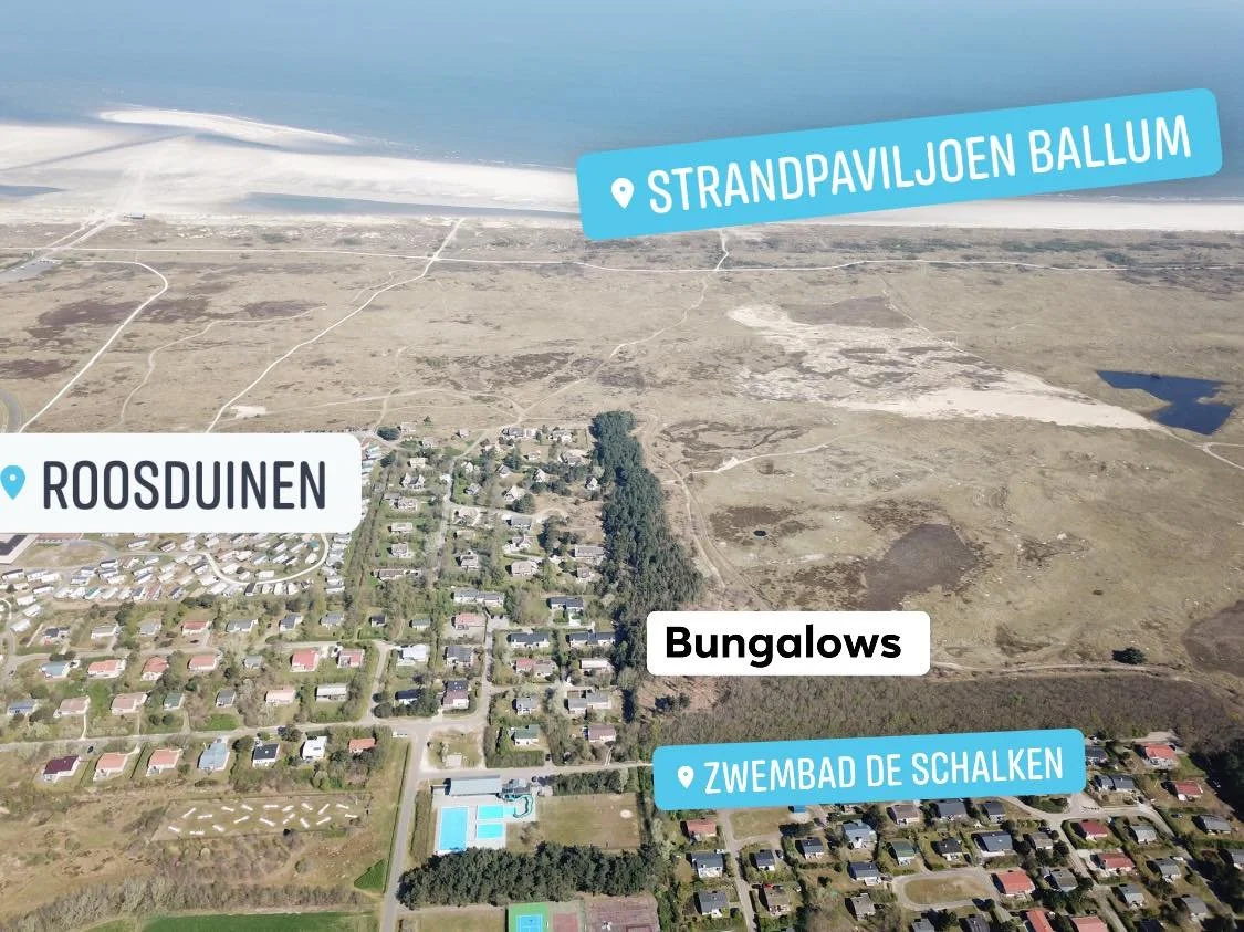 Luchtfoto van Ballum met Roosduinen, zwembad De Schalken en strandpaviljoen Ballum aangegeven
