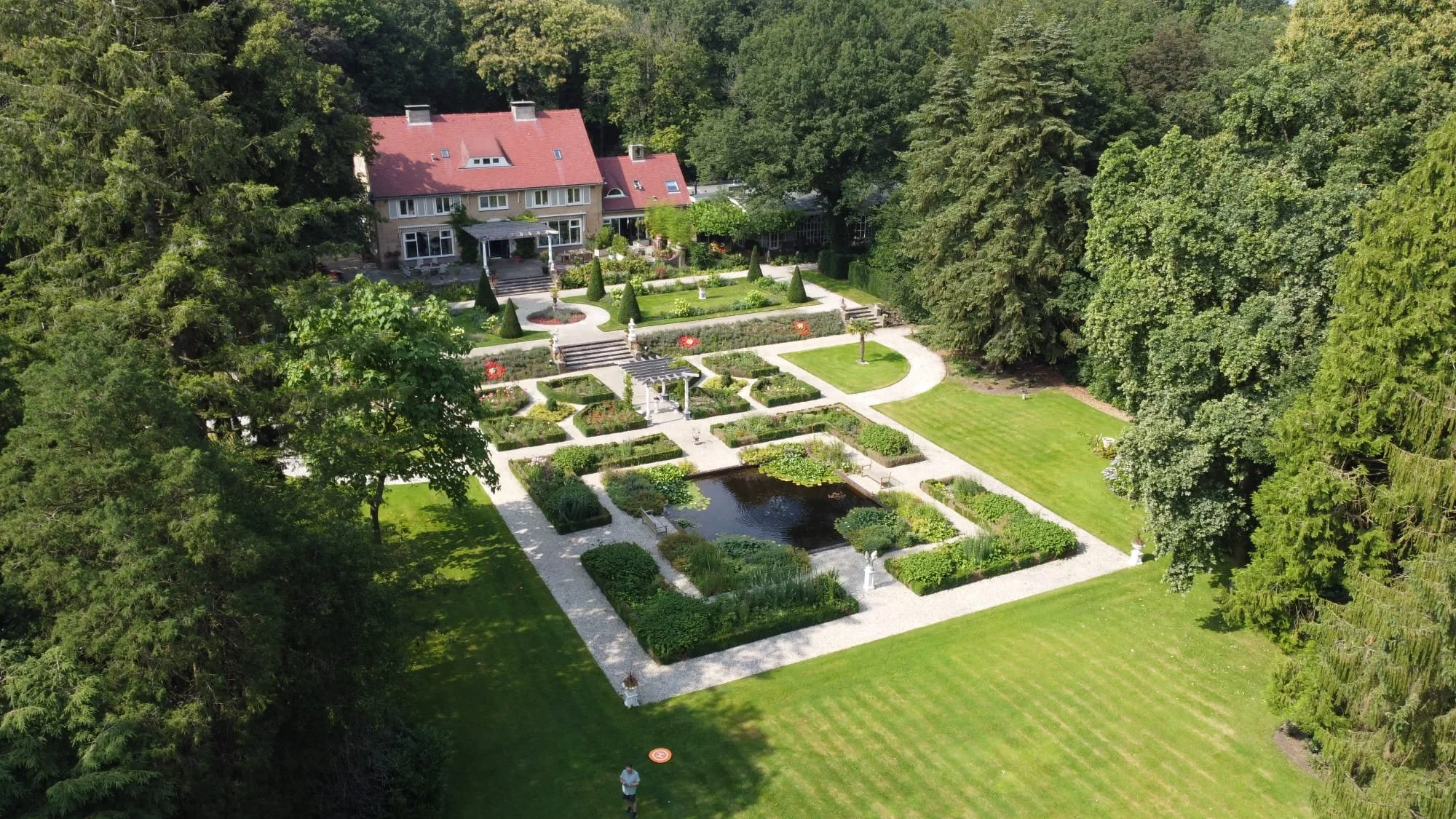 Luchtfoto van Landgoed Nardinclant in Laren met landhuis en aangelegde tuinen