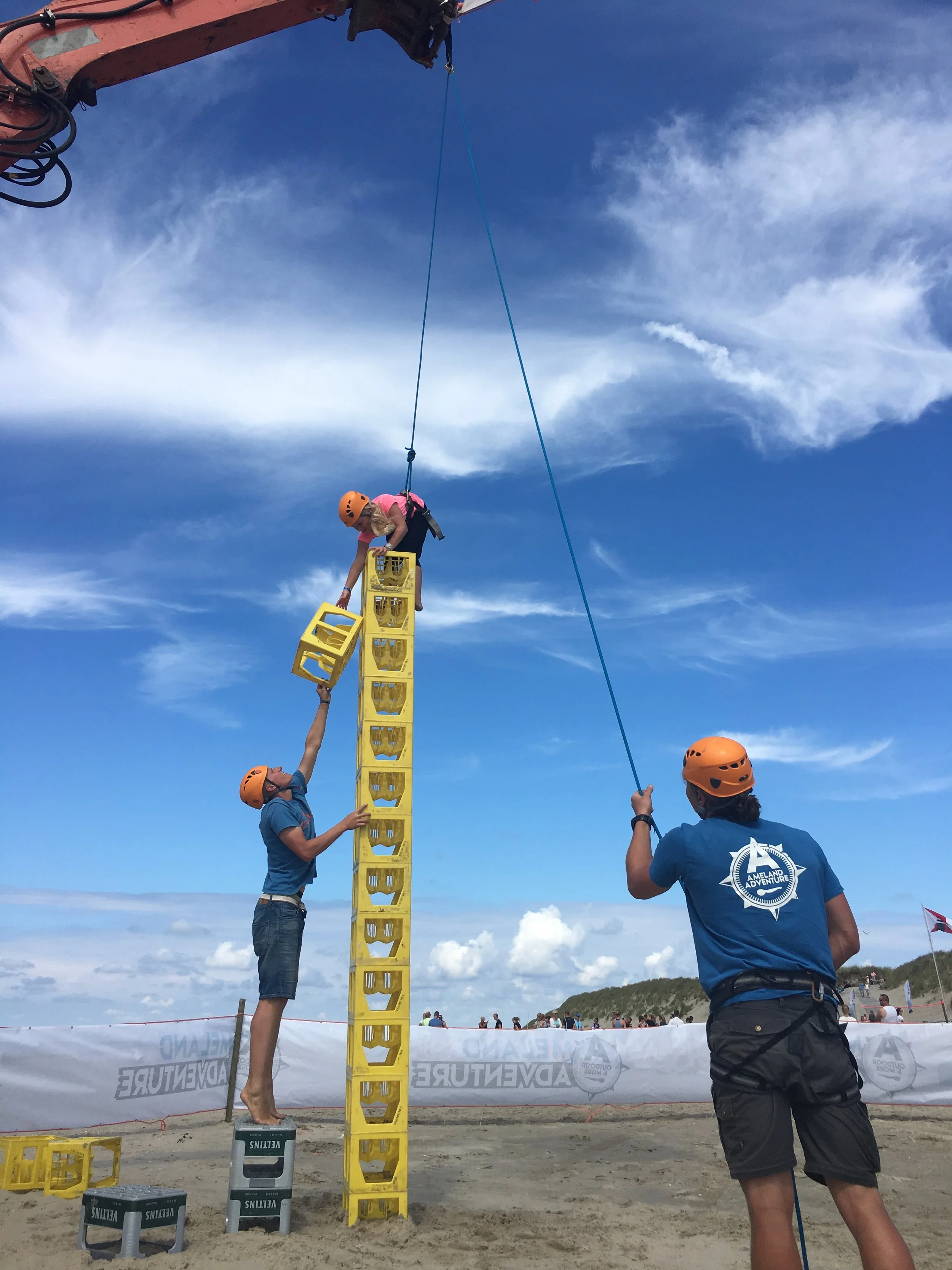 Klimtoren wordt opgebouwd op het strand van Ameland