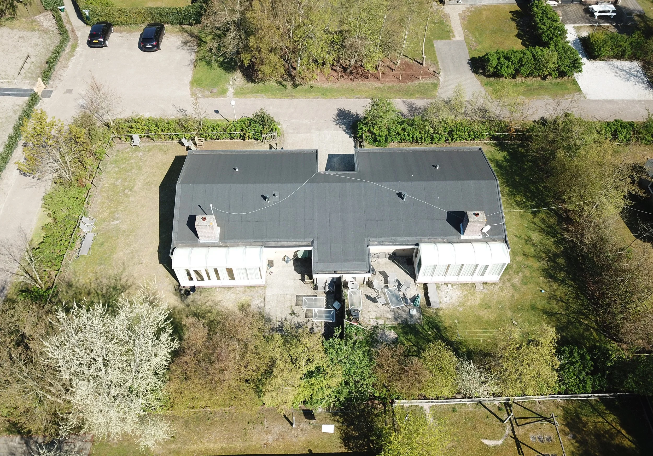 Luchtfoto van Bungalow Sonnevanck en Bungalow Luitekamp naast elkaar in Ballum op Ameland
