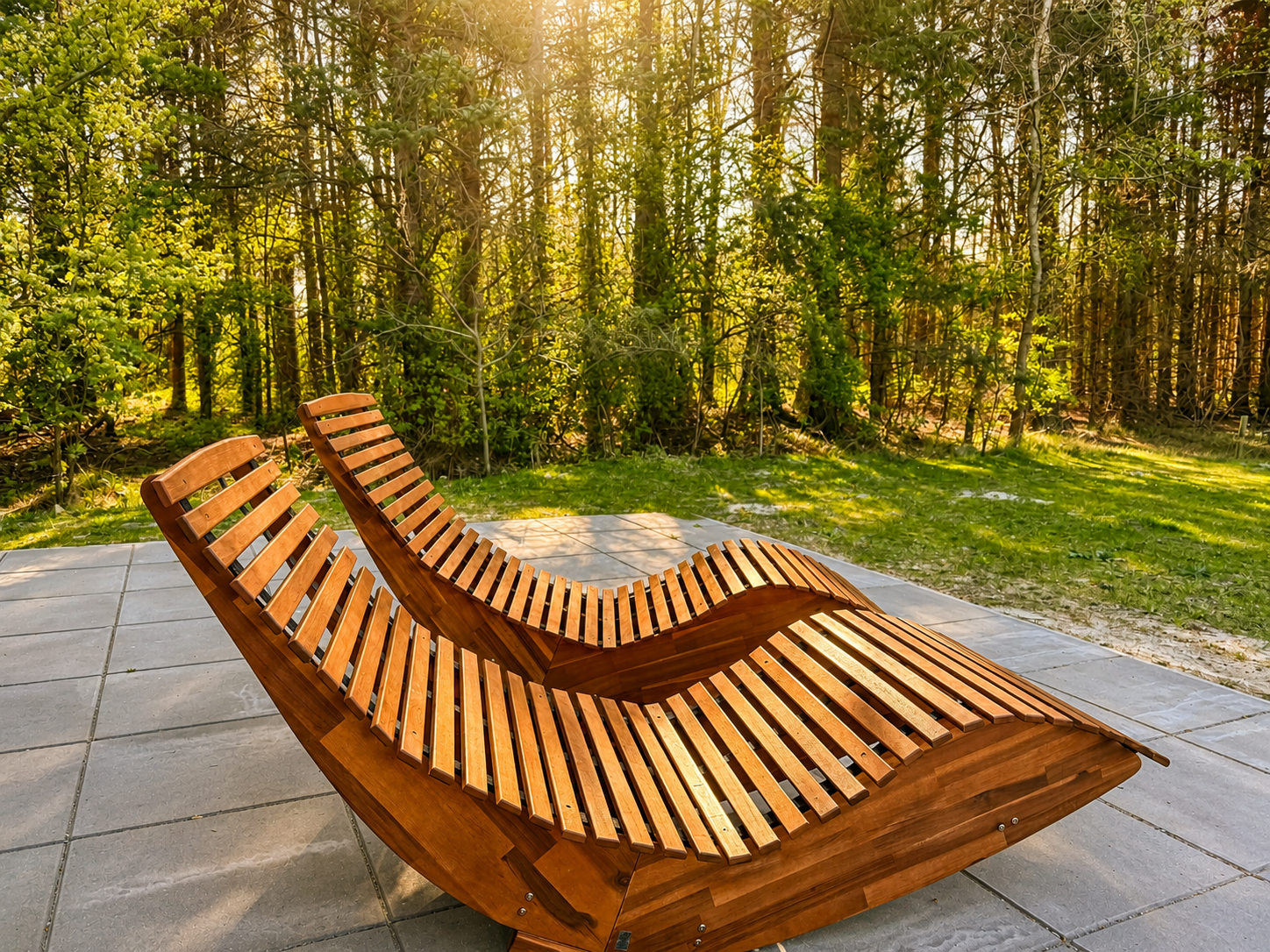 Houten ligstoelen op het terras aan de bosrand bij Villa Oostermeer in Ballum op Ameland