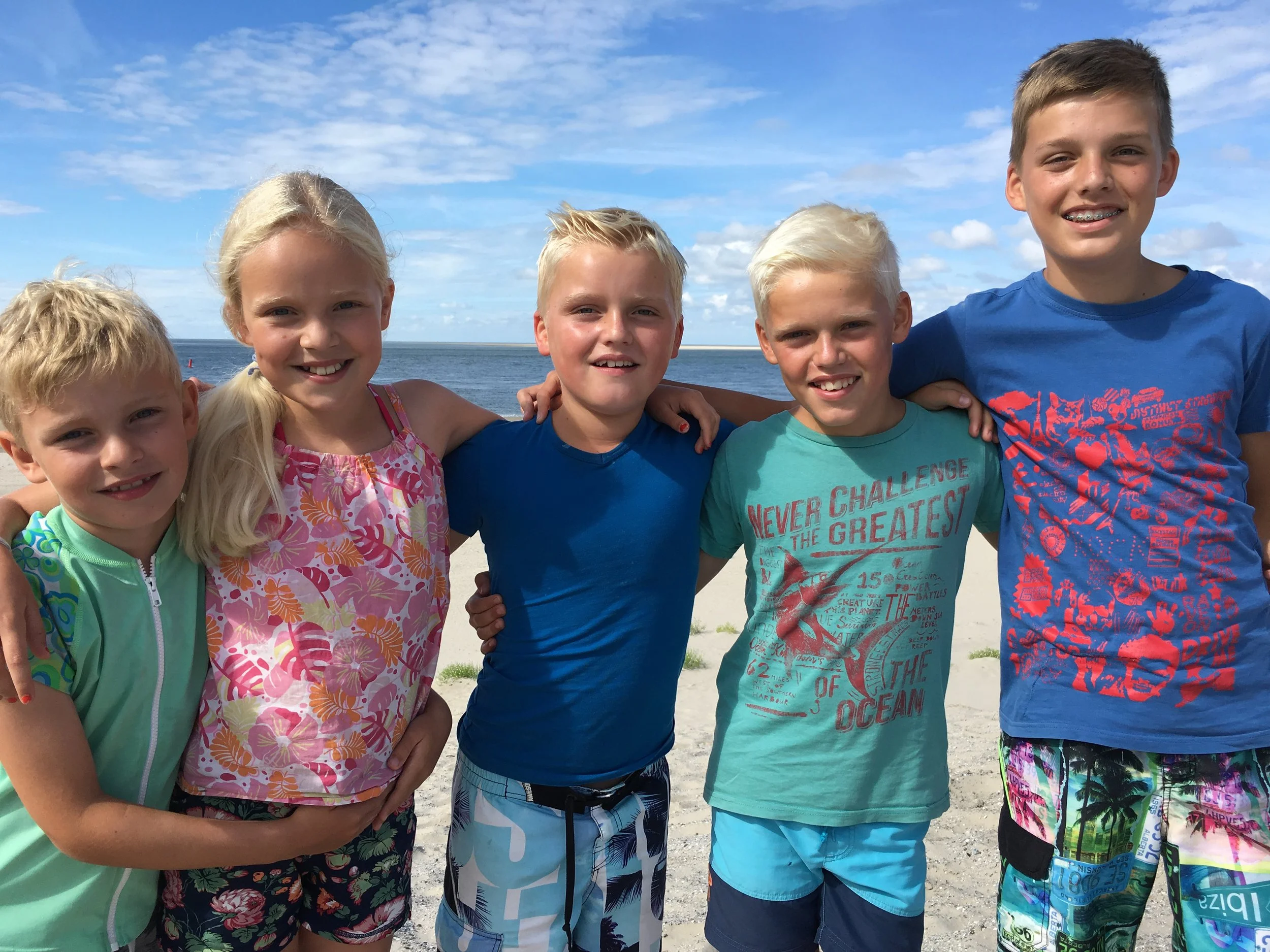 Vijf kinderen samen op het strand van Ameland
