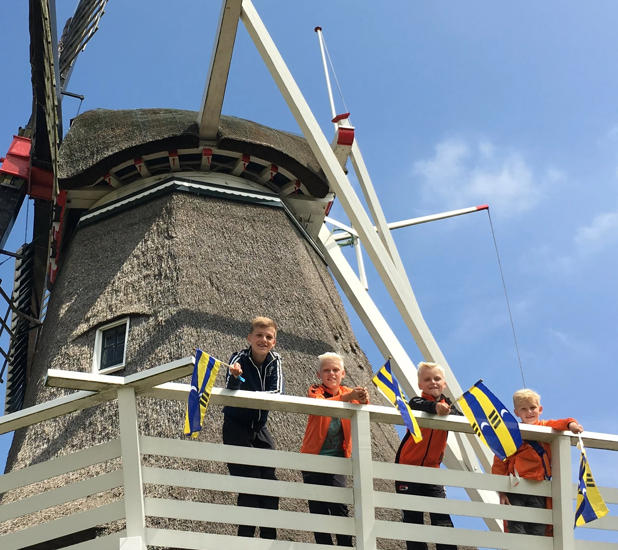 Bezoekers op de stelling van de molen op Ameland