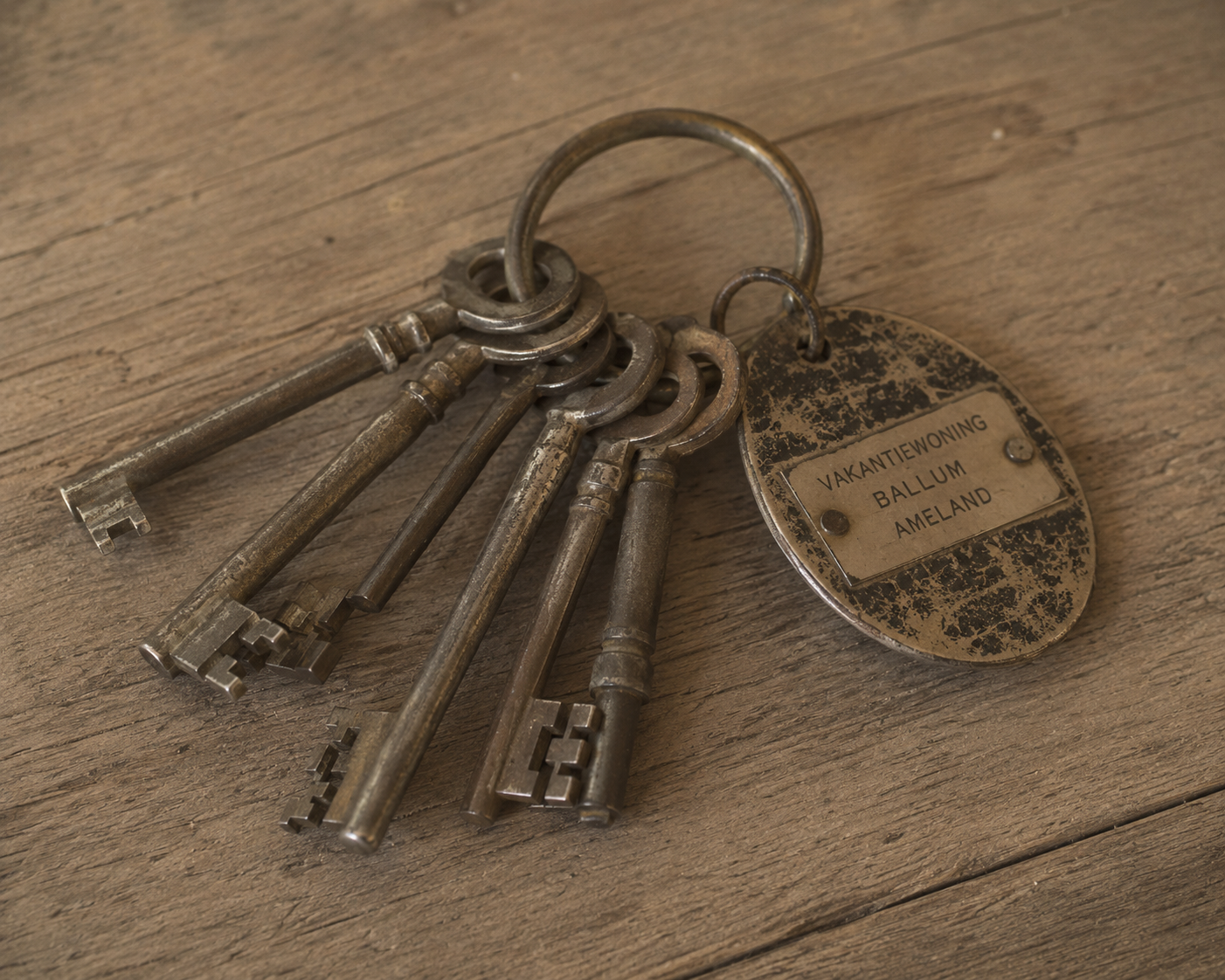Sleutels van de vakantiewoning in Ballum op Ameland met houten sleutelhanger