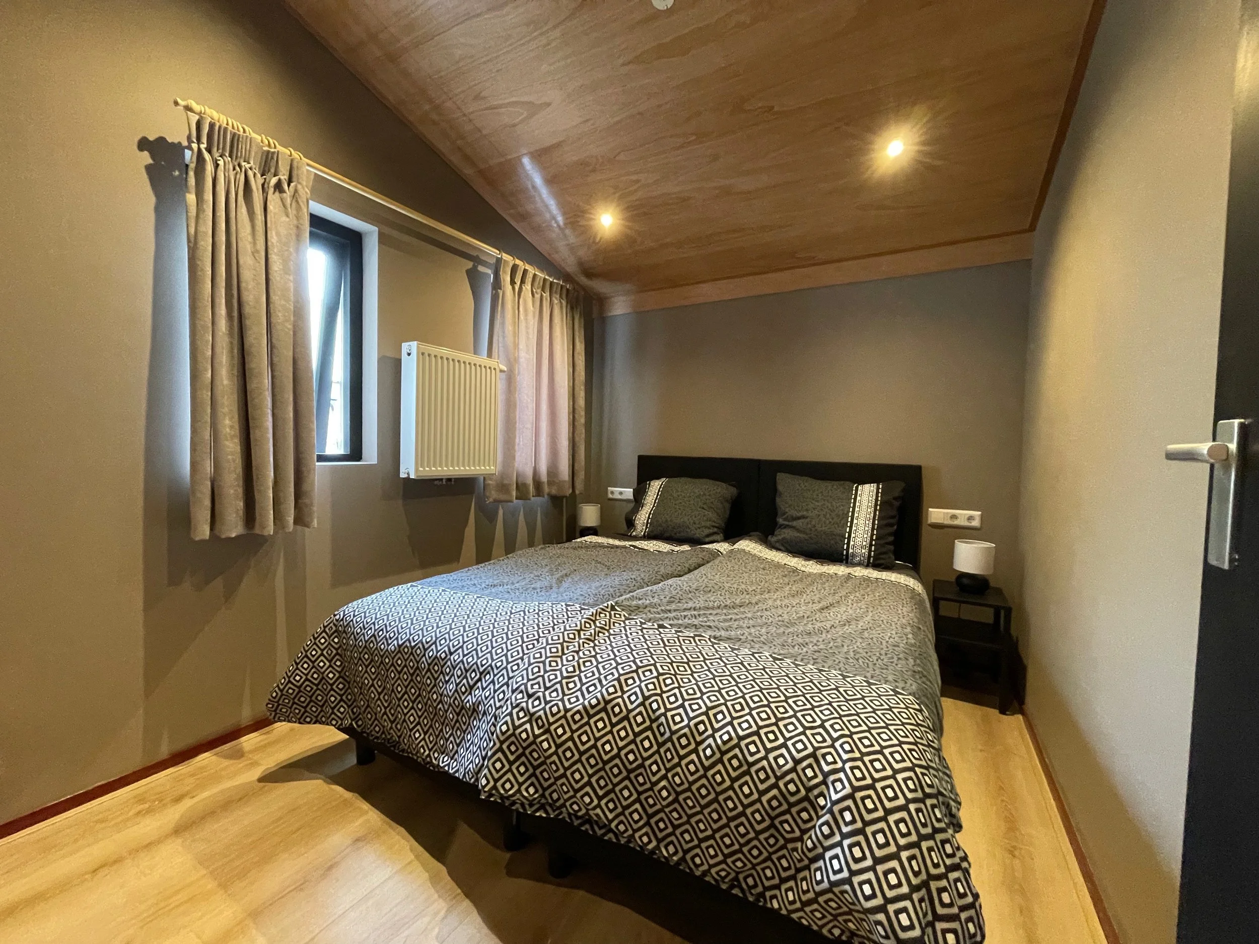 Tweede slaapkamer met tweepersoonsbed in Bungalow Sonnevanck in Ballum op Ameland