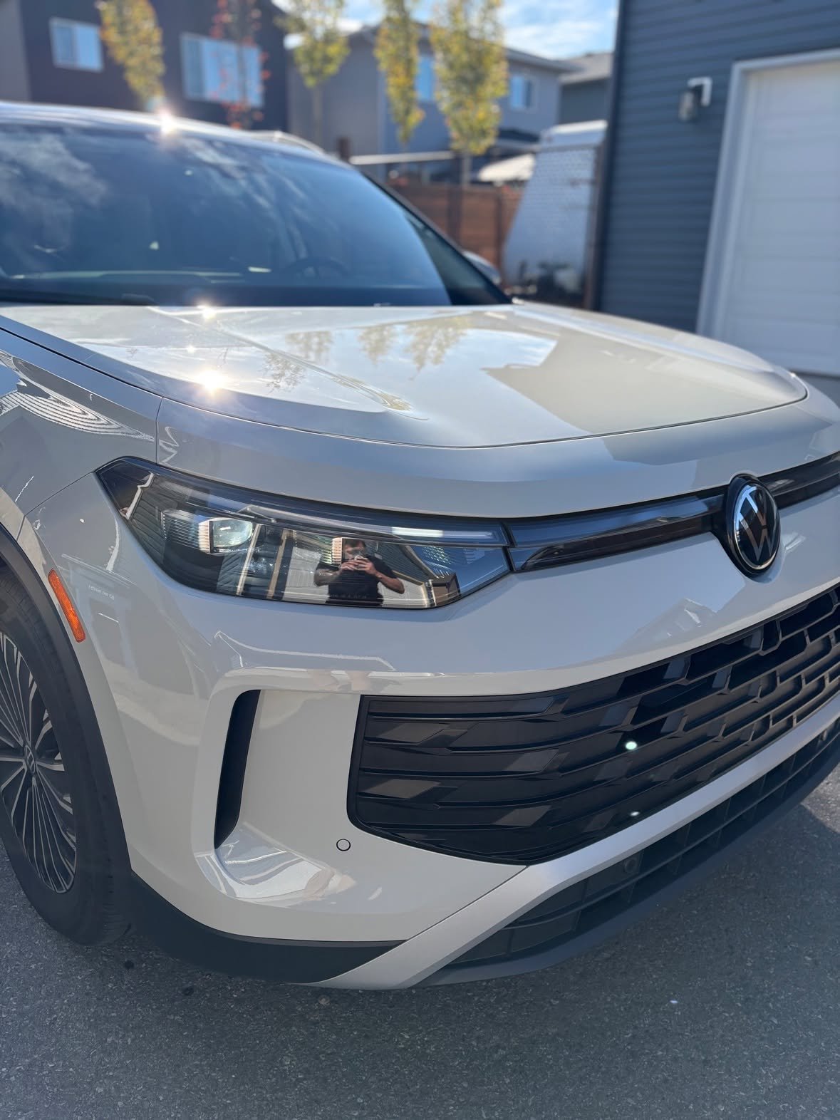White VW Tiguan protected 🤍
This one's our Essential Partial package &mdash; partial hood and fenders, full front bumper, mirrors &mdash; with A-pillars and roof line added on top. Clean seams, invisible protection against rock chips and highway wea