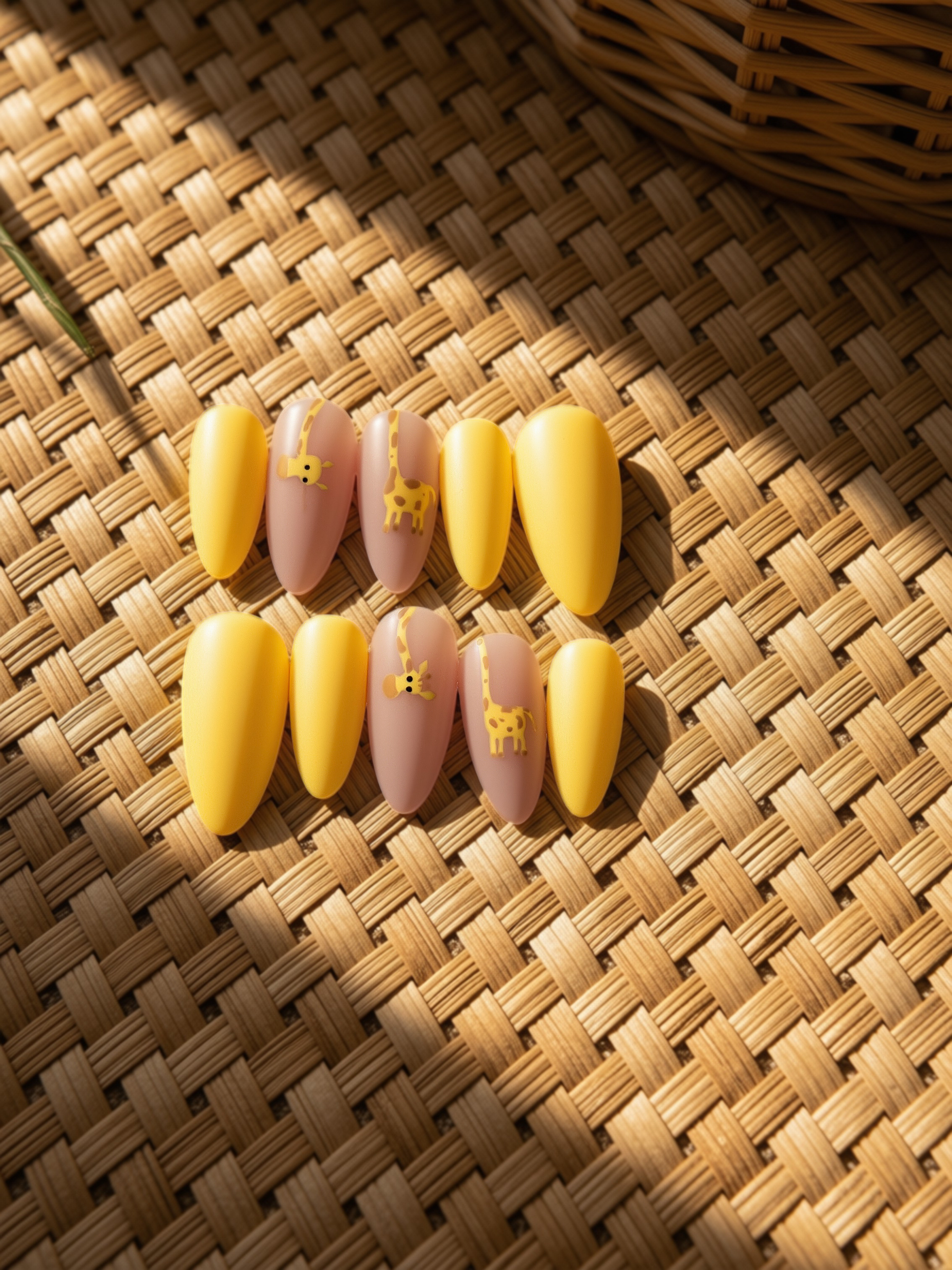Giraffe Nails w:BG.png