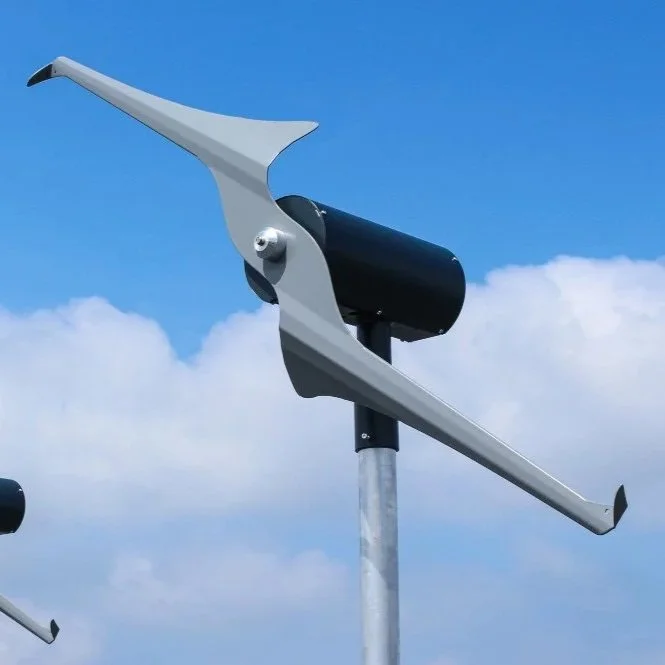 Anemómetro de veleta en el cielo con nubes.