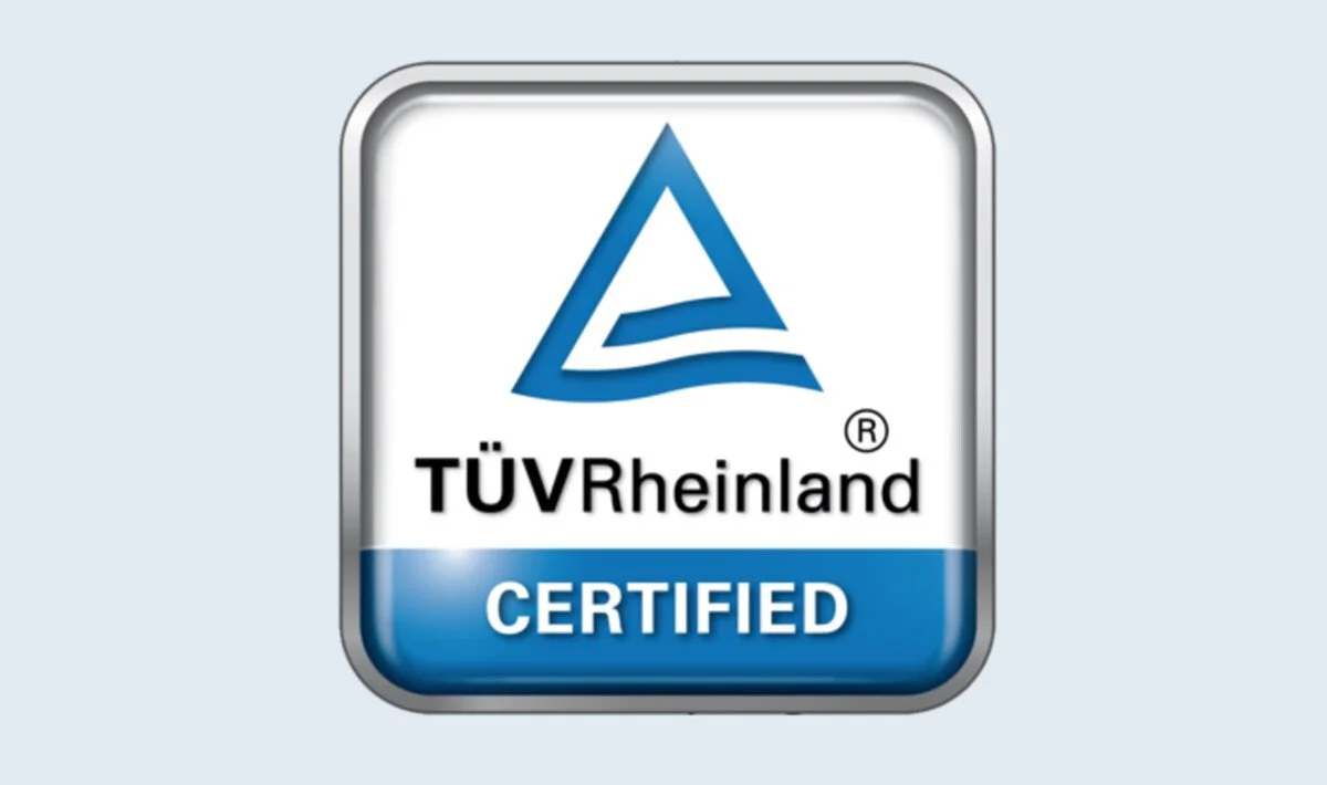 Logotipo de TÜV Rheinland con la palabra CERTIFIED debajo.