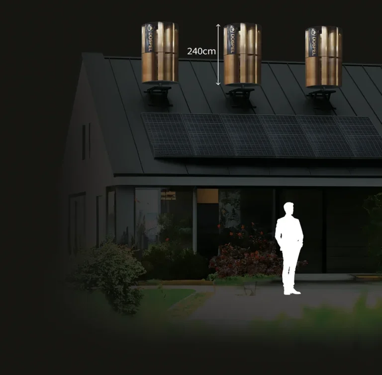 Casa moderna con paneles solares en el techo y calderas con una distancia de 240 cm entre ellas. Silueta de una persona de pie frente a la casa.