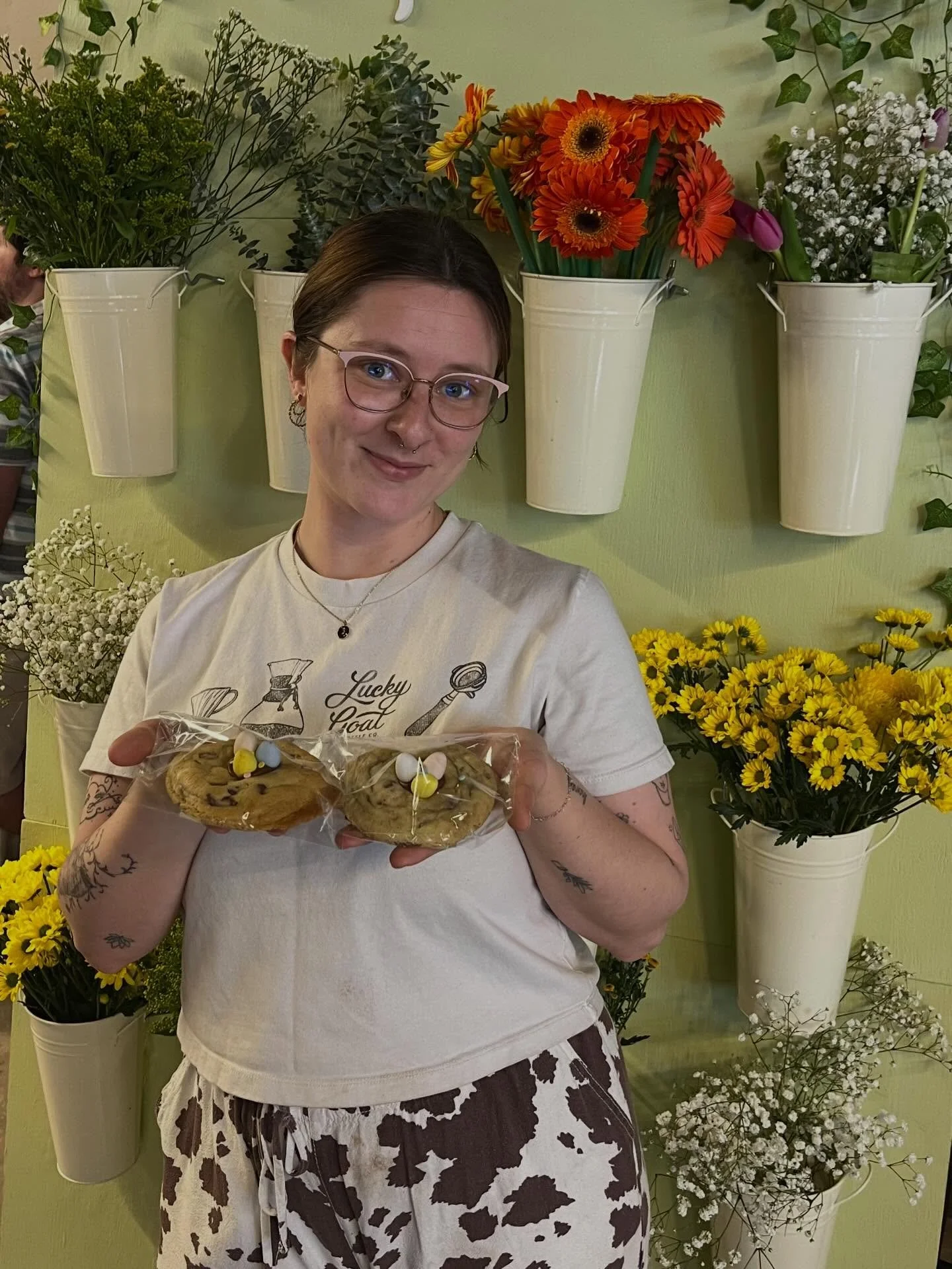 Something about cookies, coffee and flowers that really brighten my day 🍪☕️💐 

This weekend marks my third SELL OUT at Lucky Goat! 🍪 Being able to share my cookies in a place like this has given me so much opportunity to build connections and meet