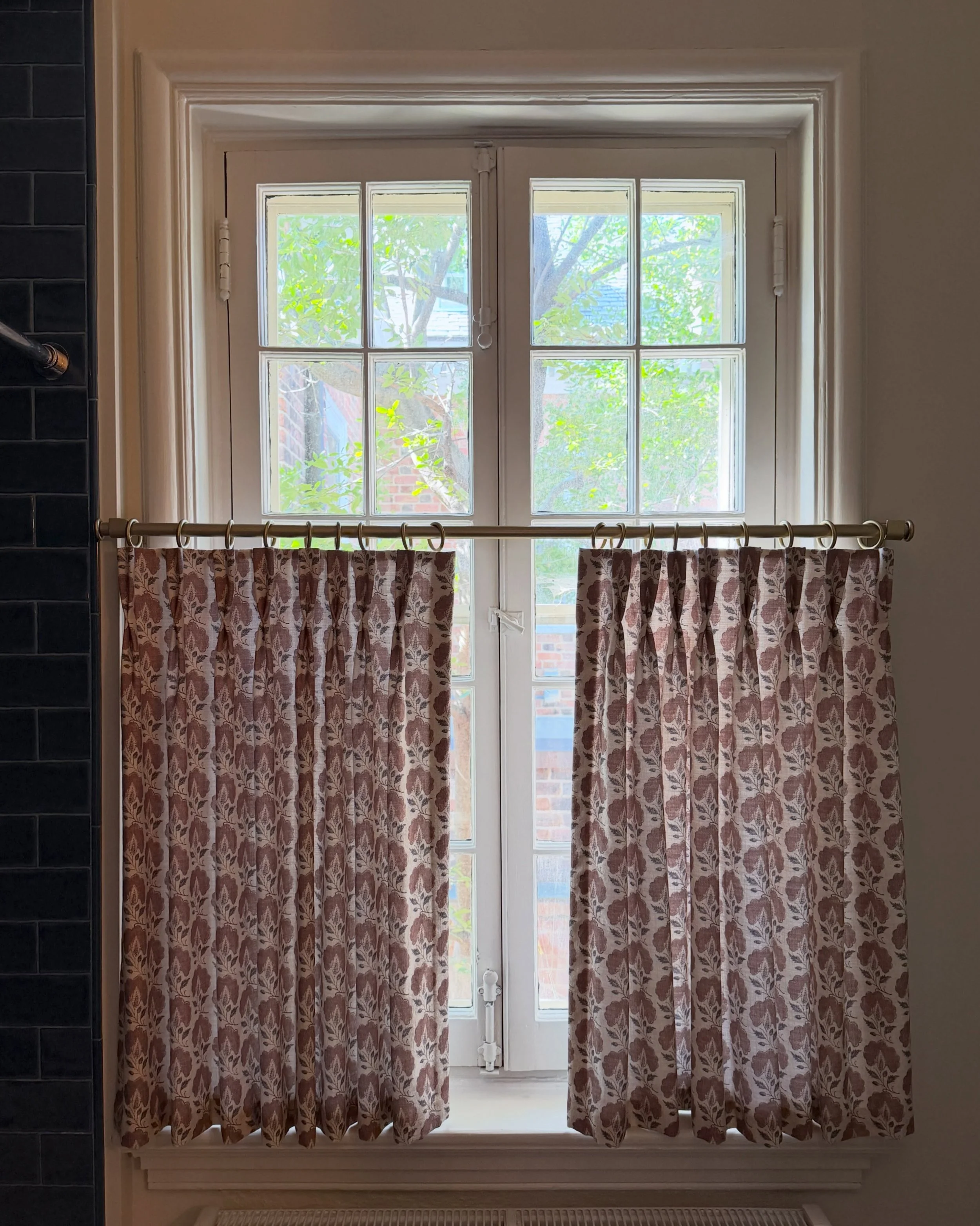 There is nothing quite like a well done cafe curtain 😌