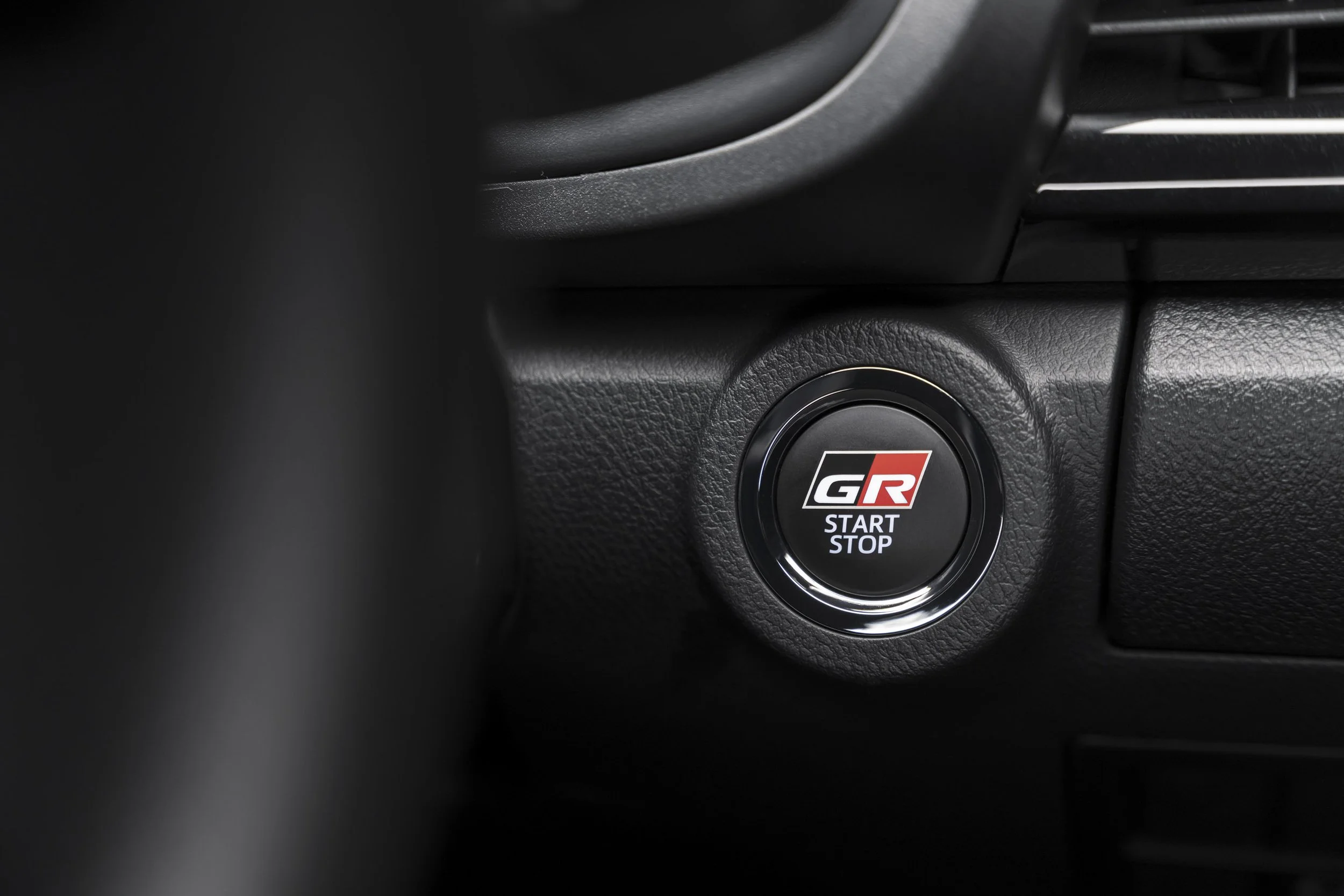 hilux_gr-s_stop_start_retHILUX_GR-S_STOP_START_RET.jpg
