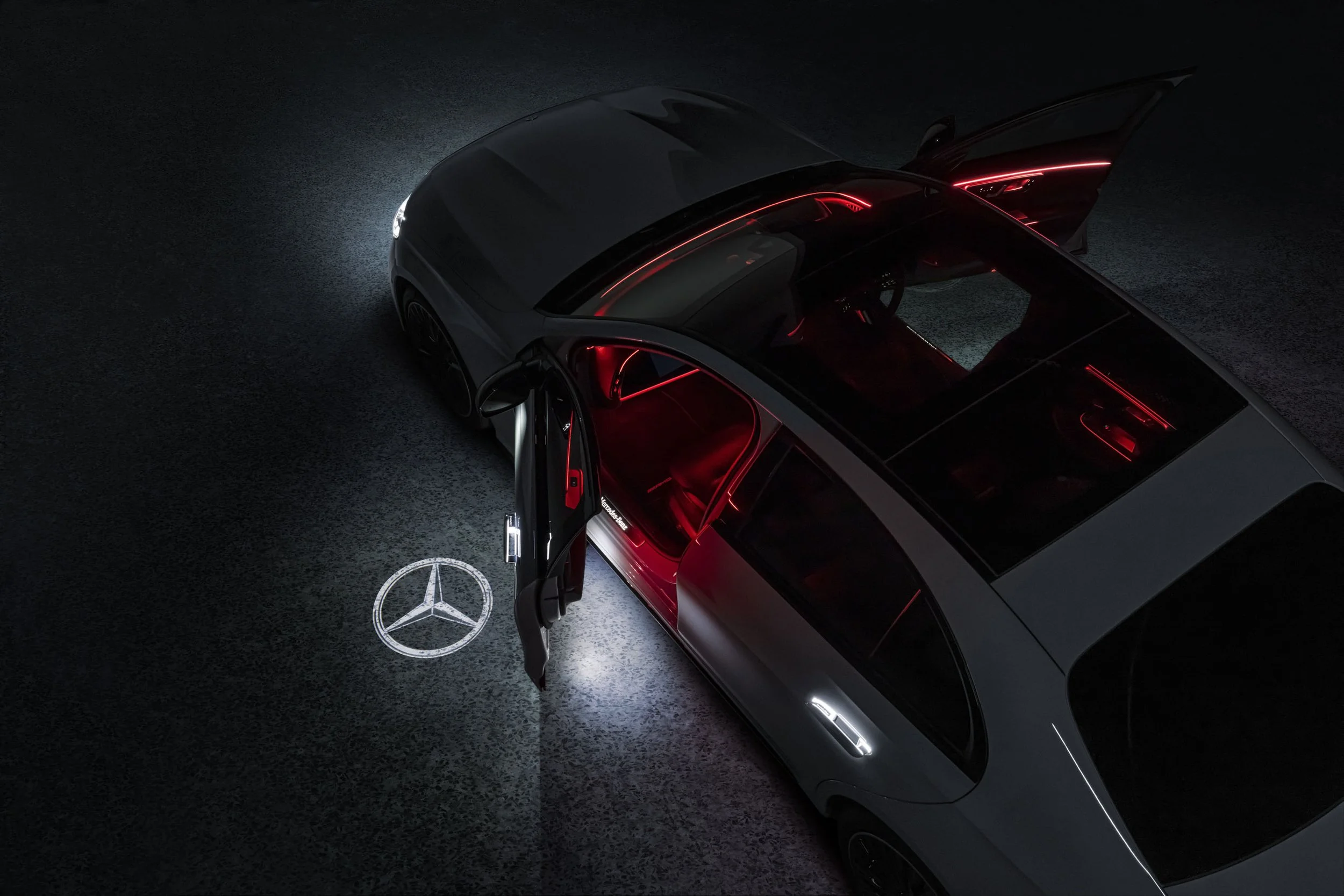 2024_mb_ros_retail_e-class_stills_additional_features_high_angle_logo_projection2024_MB_ROS_Retail_E-Class_Stills_Additional_Features_High_Angle_Logo_Projection.jpg