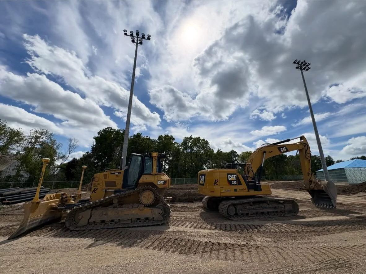 Da Boys!
.
.
.
.
.
.
#sunisshining☀️ #construction #trackandfield #ritchfield #blackandsilver