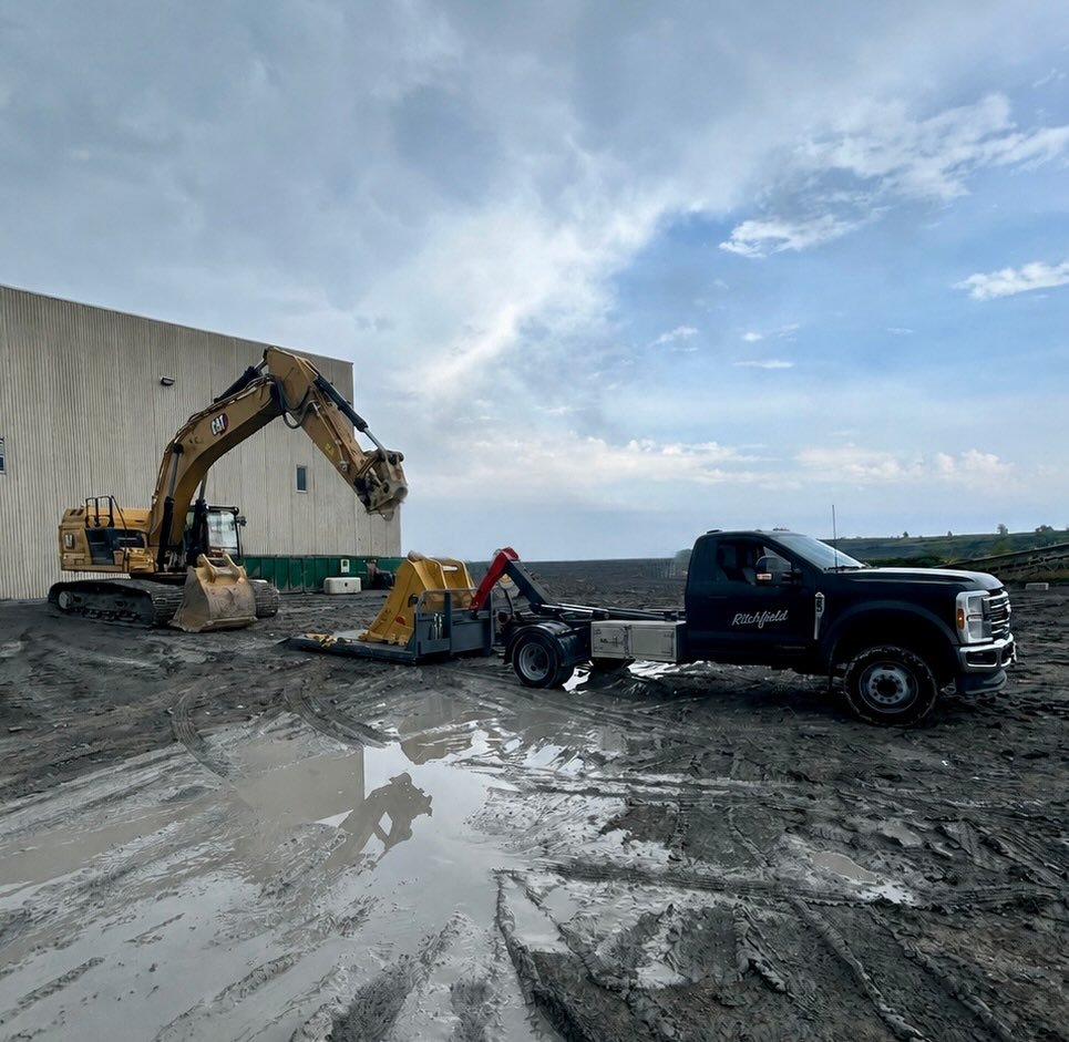Bucket Drop
.
.
.
.
.
.
#caterpillar #ford #ritchfield #blackandsilver #contractor