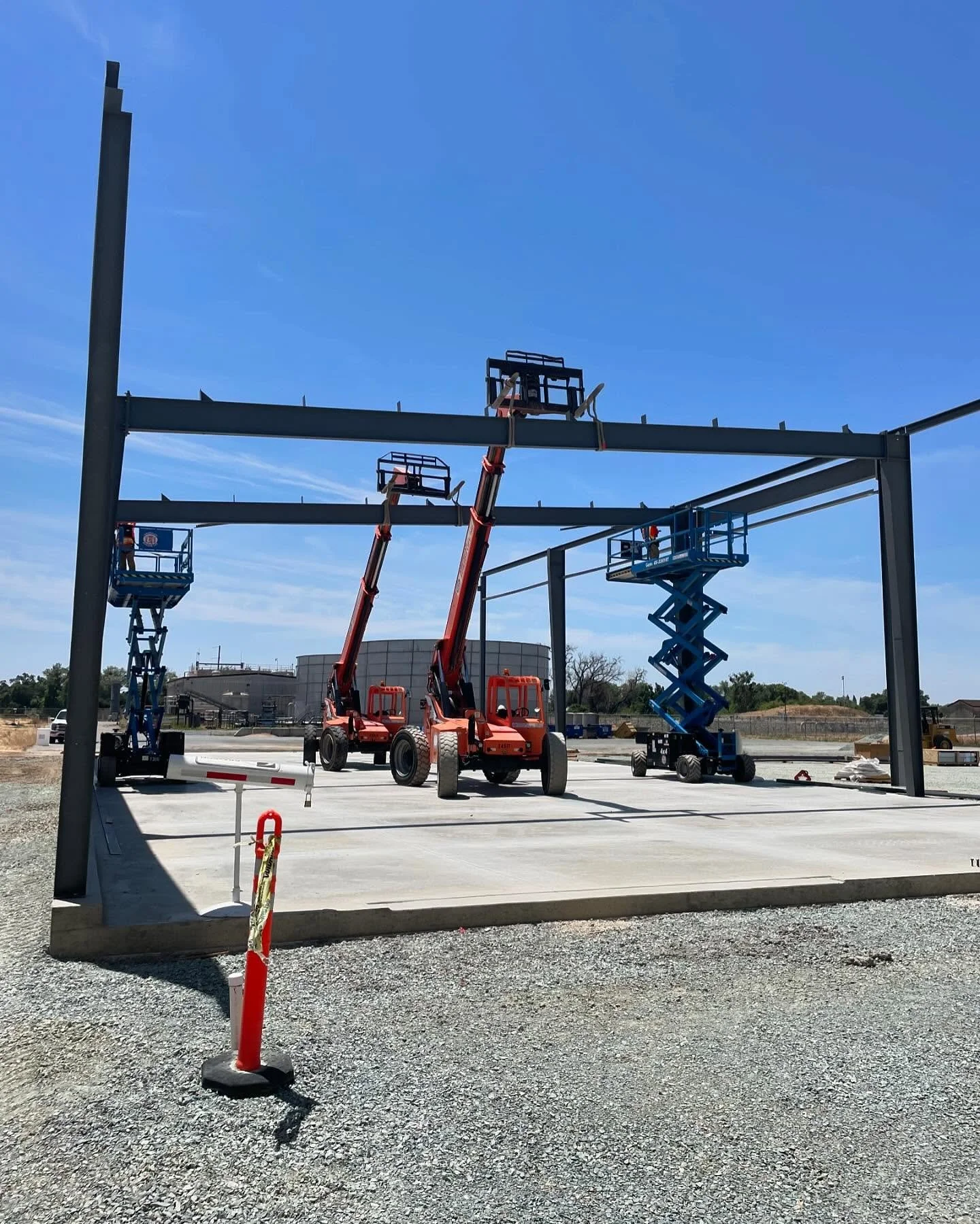 Remember the slab we poured a bit ago? We added to the project with the metal erection. Stay tuned for the final outcome 👀

#graysonengineering #construction #constructionsite #metalerection