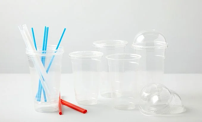 Nareumee clear cups, lids, and drinking straws