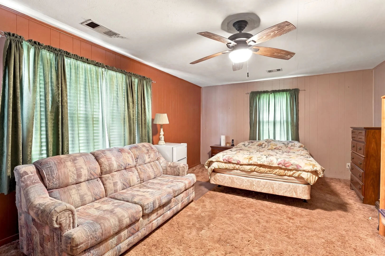 08-5110-macland-rd-bedroom-sitting-area.jpg