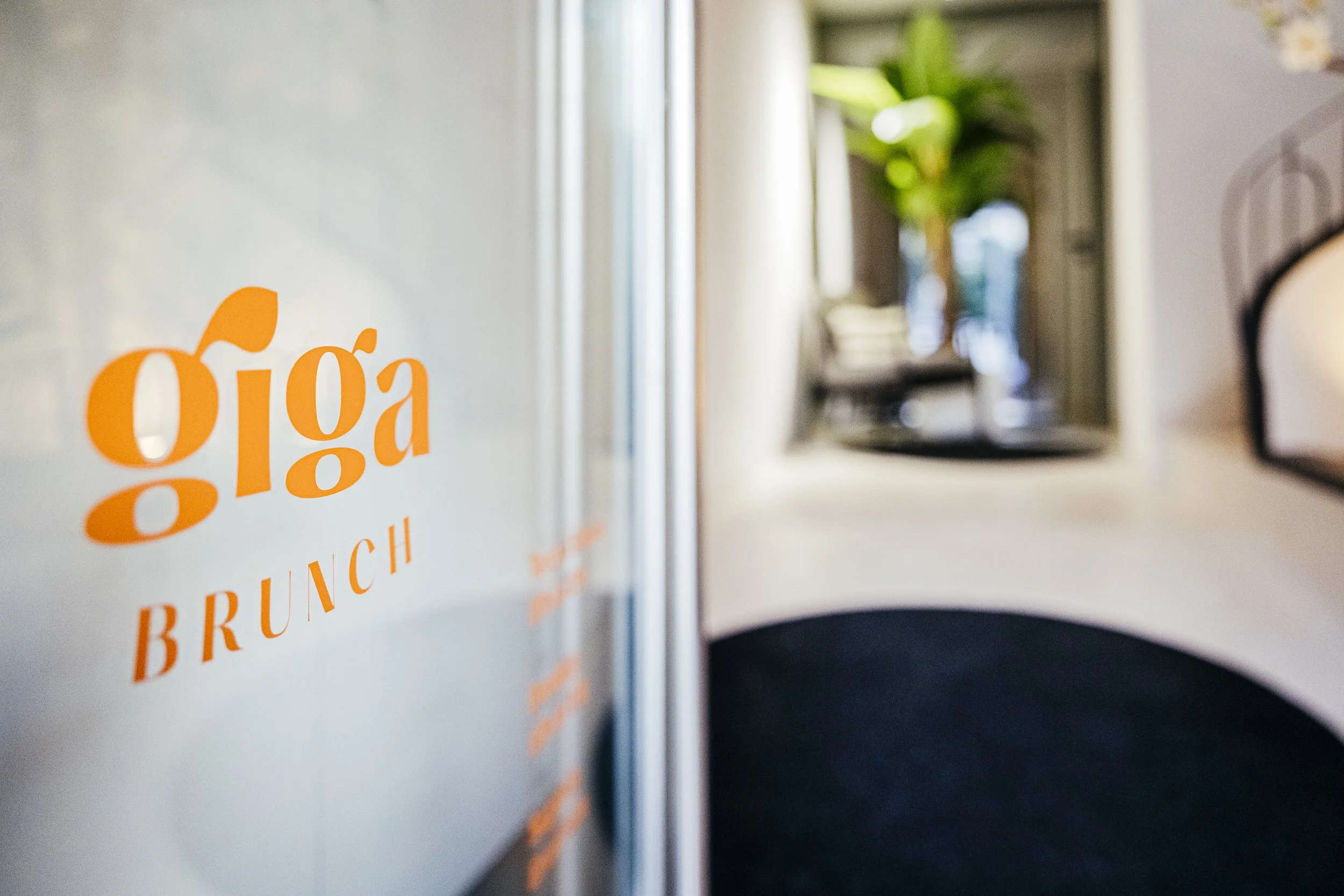 Entrada do Giga Brunch com porta de acesso ao interior do espaço, perto do Porto