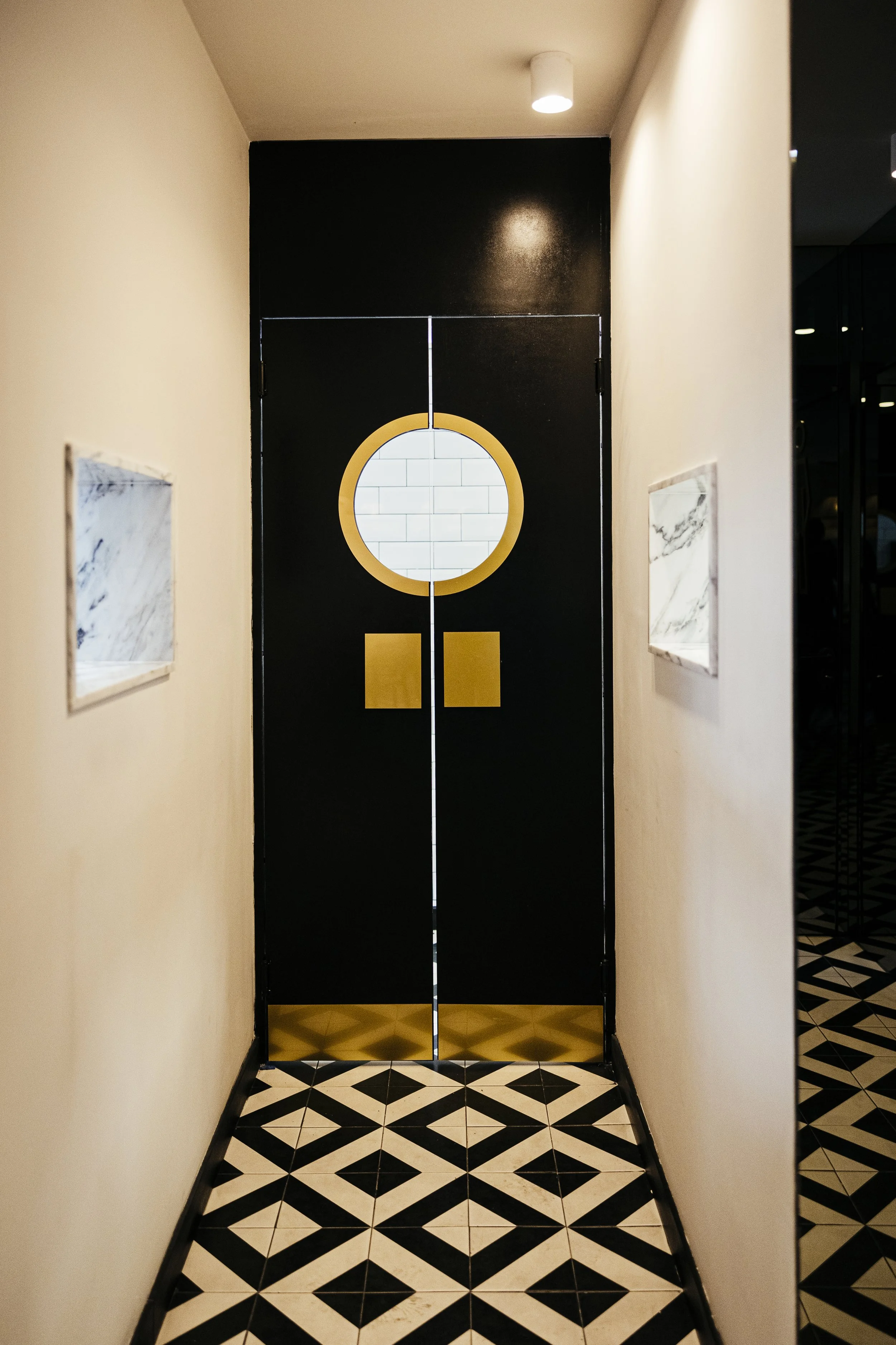 Entrada para a cozinha do Giga Brunch, com corredor e decoração interior