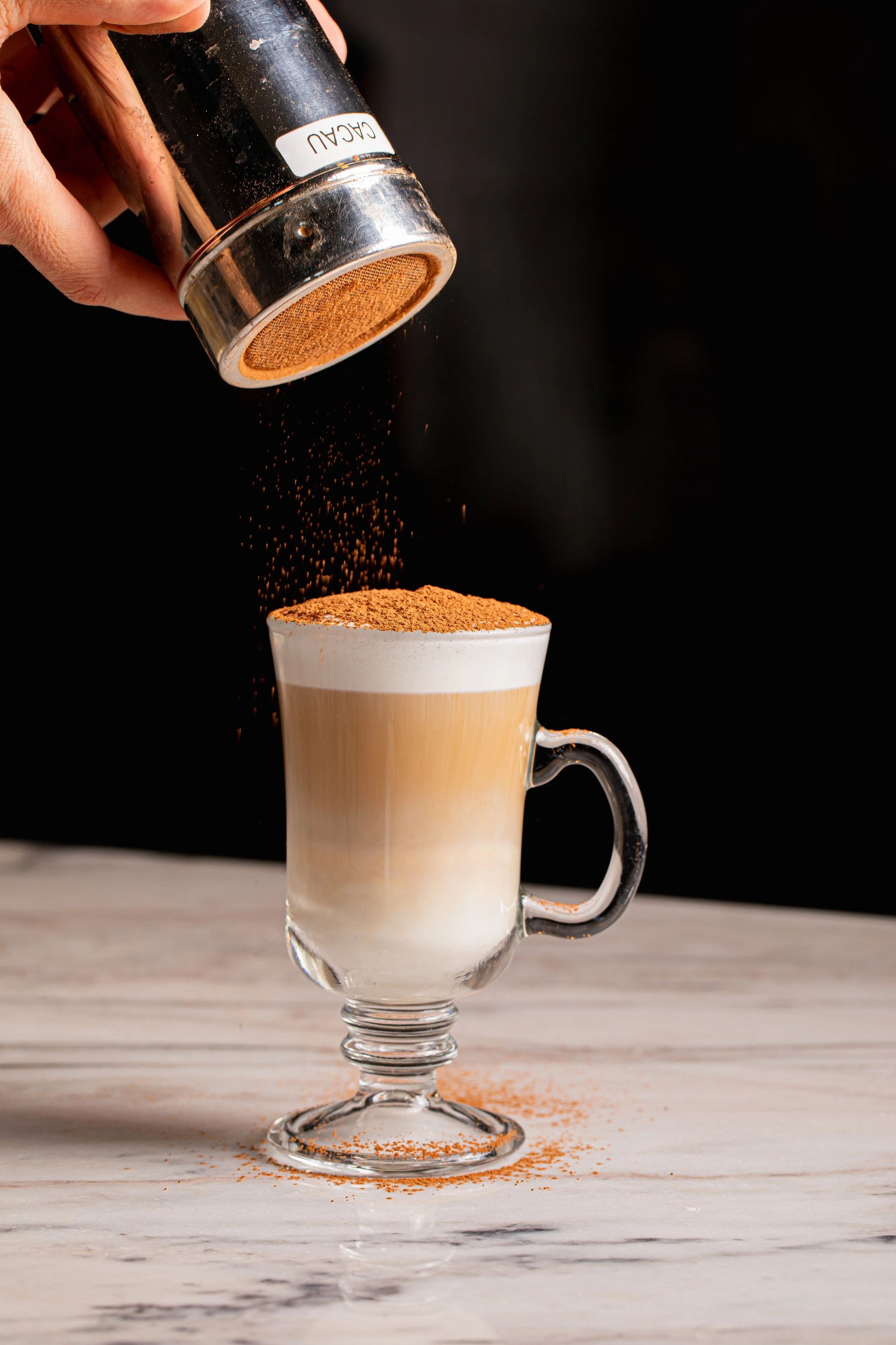 Cappuccino italiano tradicional servido no Giga Brunch, perto do Porto