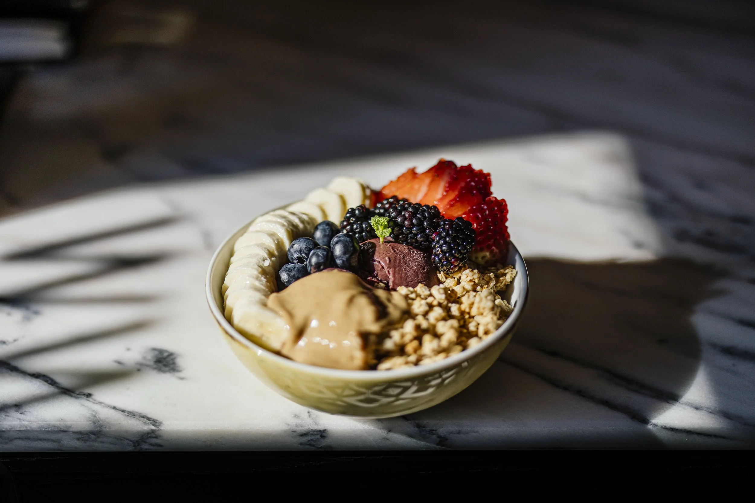 Bowl de açaí com fruta e granola no Giga Brunch, perto do Porto