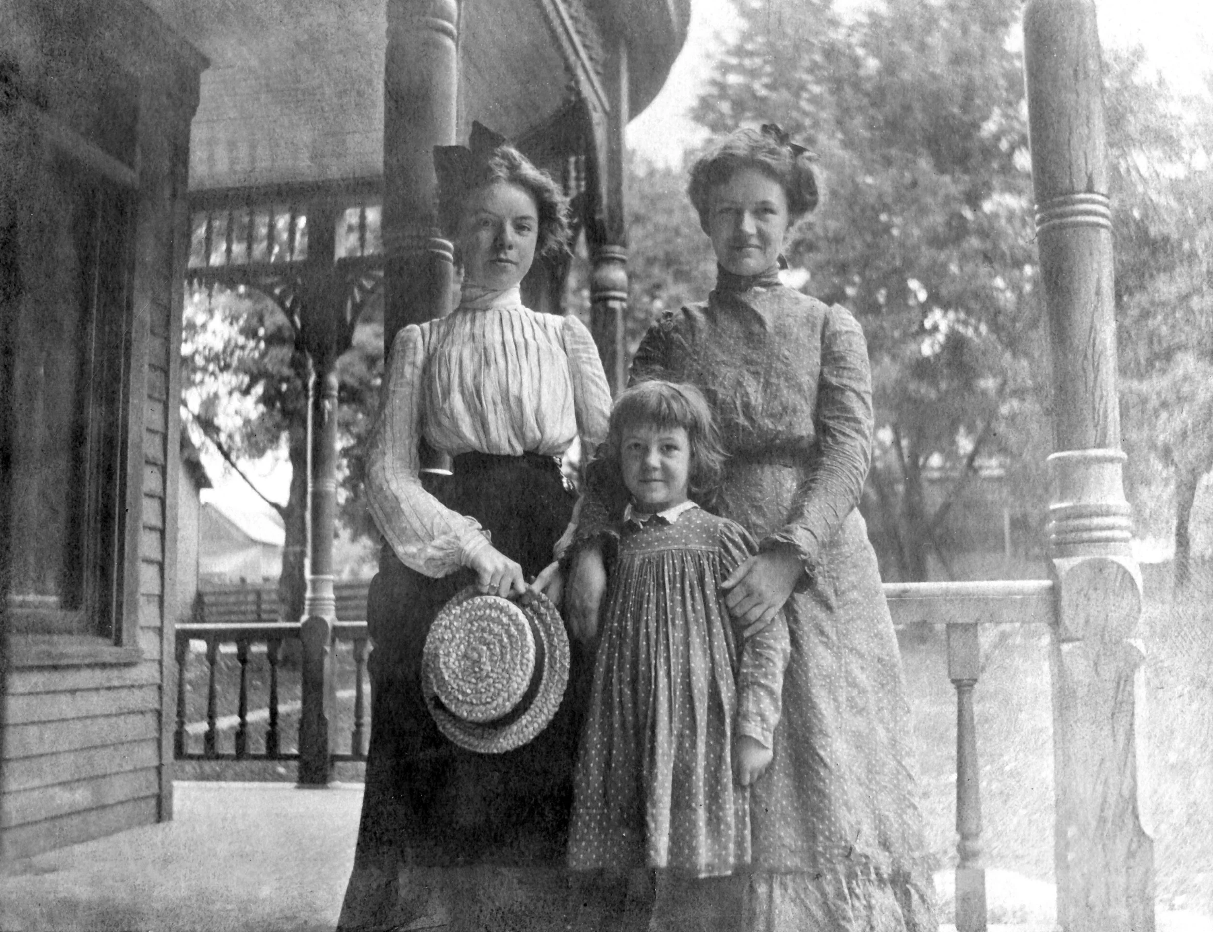 1898ish OraGelvin and sisters in Maitland.jpg