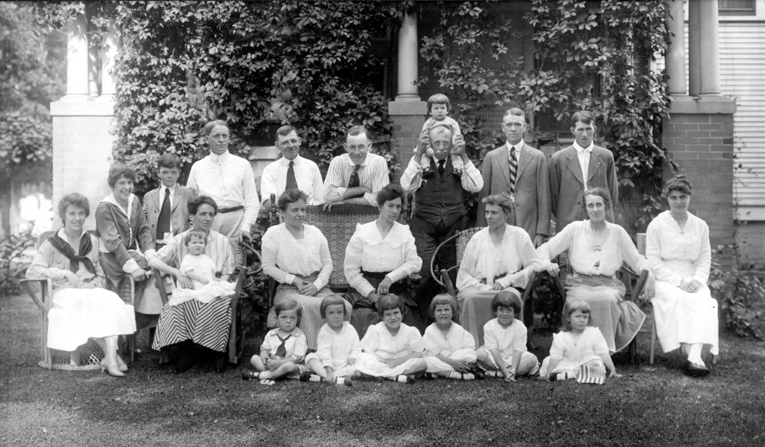 1918 07 04 extended Gelvin family 01.jpg