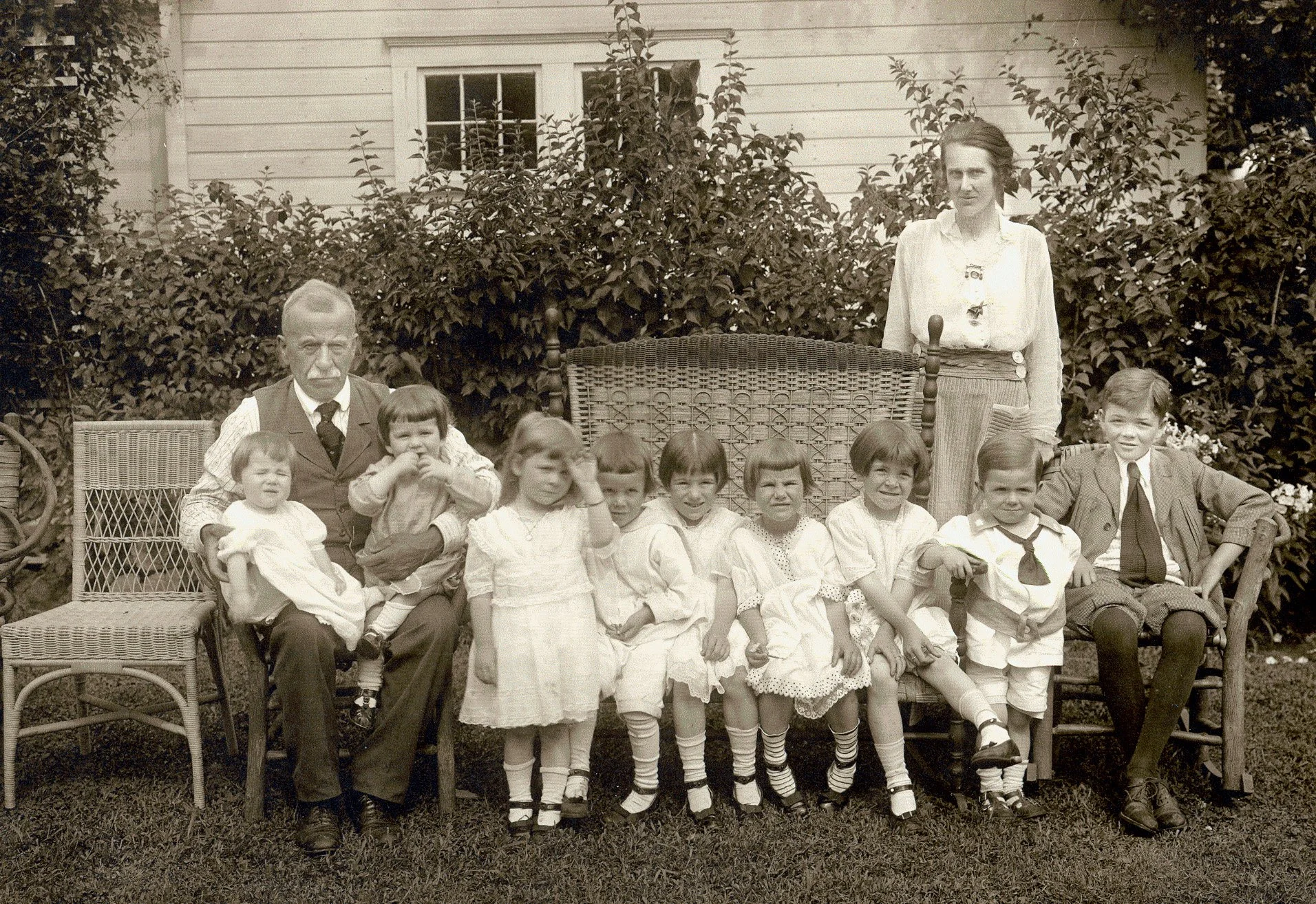 Gelvin Grandkids 7-4-1916.jpg
