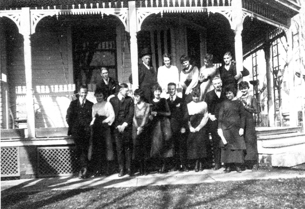 1915ish Gelvin family and friends.jpg