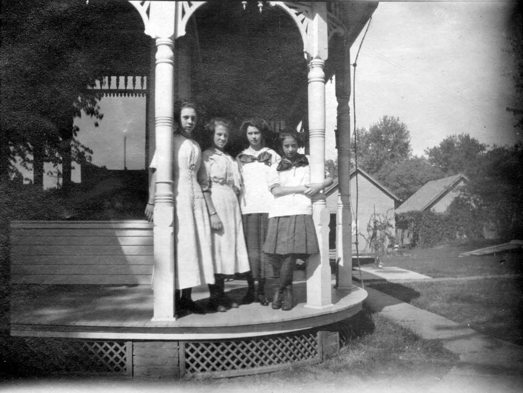 1906ish OraG etc at house.jpg
