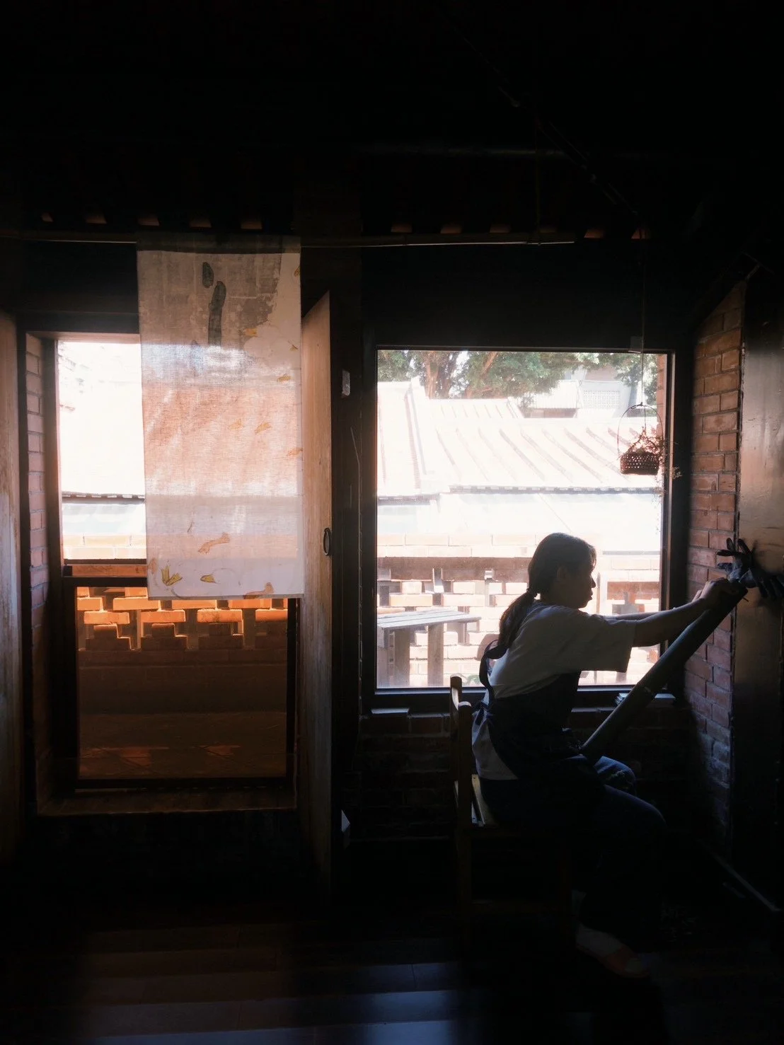 Students shaving the bamboo's waxy epidermis. 學員刮竹青
