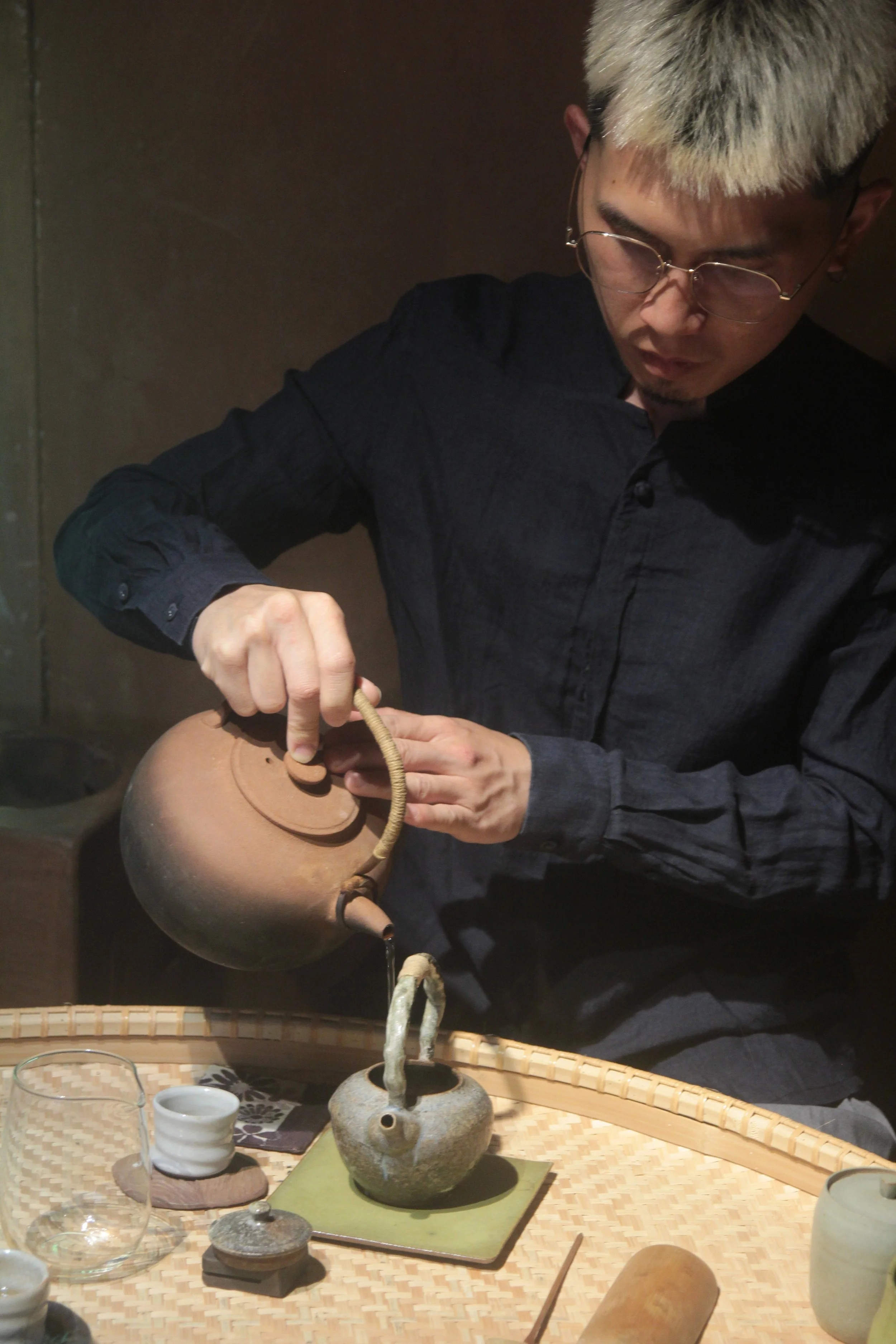 Sayao is a tea artisan from Beipu, Hsinchu. Skilled in  organic tea making, he has recently been dedicated to promoting Hakka Bayin music.