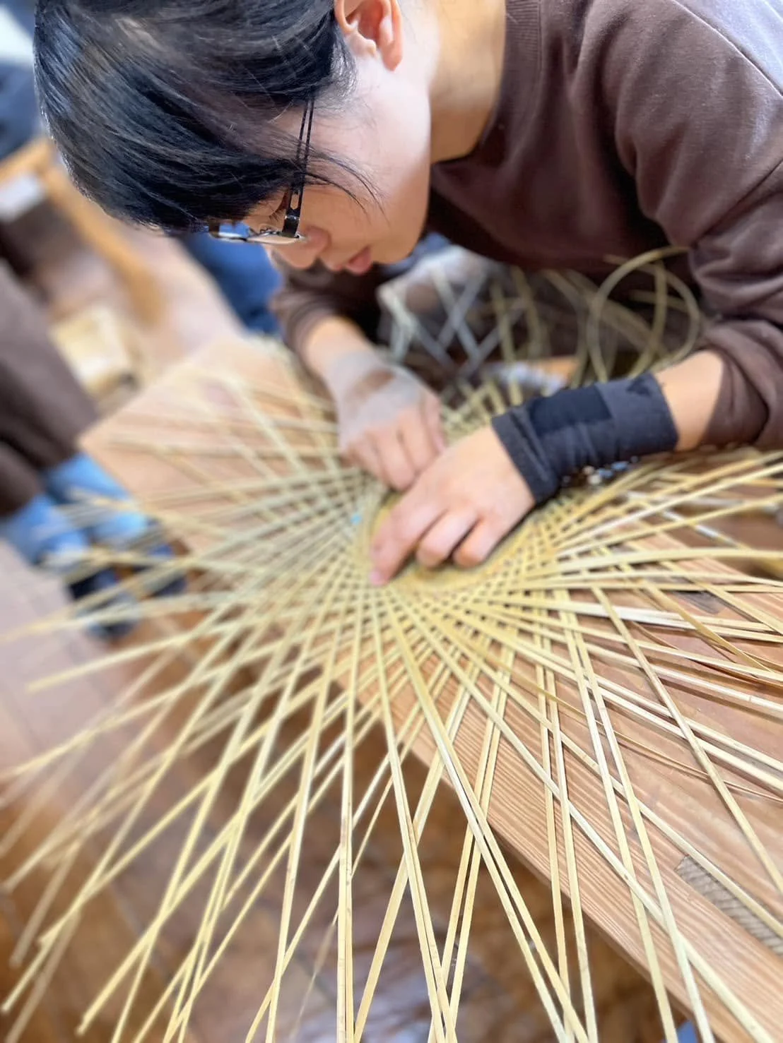 日竹 (Jit Tek) 老師示範編織步驟
Master Jit Tek demonstrates the weaving steps.
