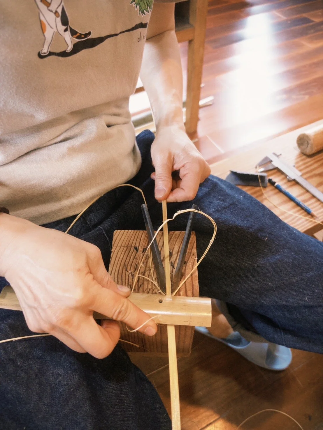 日竹 (Jit Tek) 老師示範竹篾定寬
Master Jit Tek demonstrates sizing bamboo strips to uniform width.