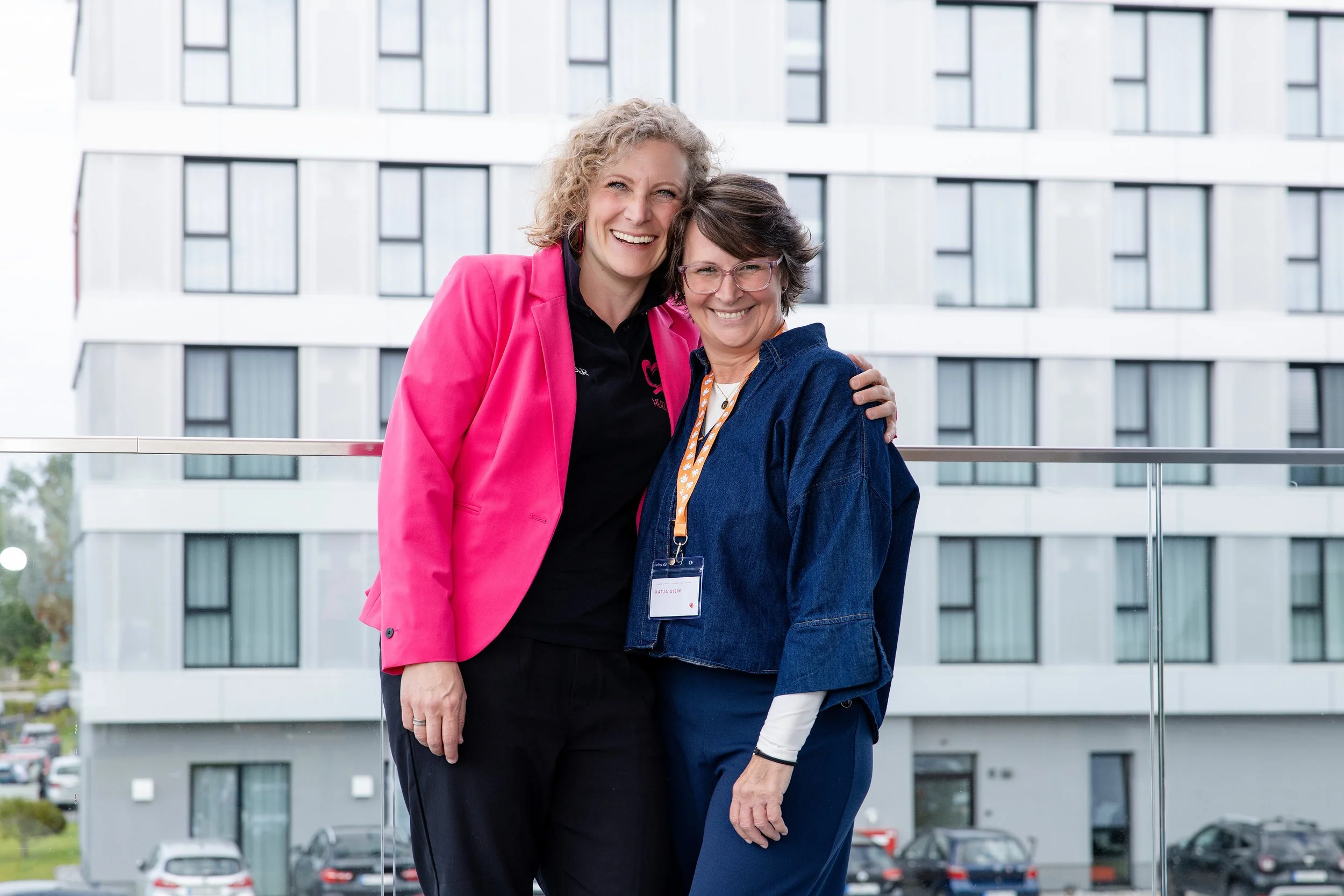 Alexandra Weber und Katja Stein, die Gründerinnen von Koblenz wird pink. Foto: Karina Schuh
