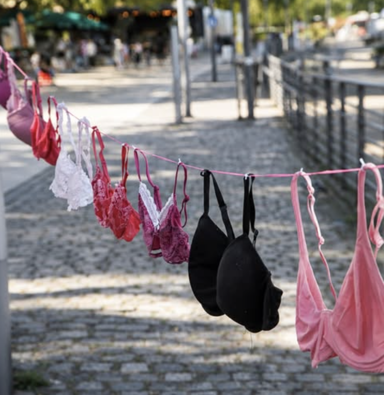 BH-Leinen-Aktion in der Koblenzer Fußgängerzone: bunte BHs hängen an einer Leine
