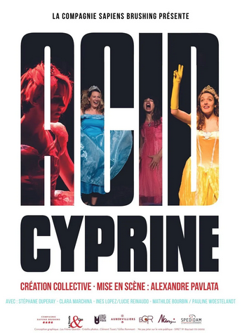 Une affiche de spectacle pour 'Fool Cyprine', représentant quatre femmes dans des robes colorées et un homme déguisé en lion rouge.