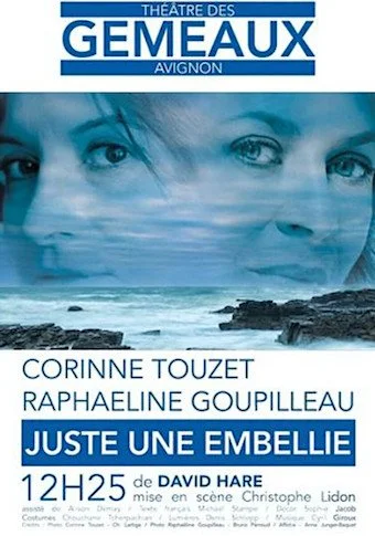 Affiche de spectacle du Théâtre des Gêmeaux à Avignon avec des images de visages de femmes et un paysage marin.
