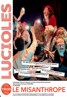 Affiche pour la pièce de théâtre "Le Misanthrope" avec des personnages en costume coloré sur scène, éclats de lumière, et titre en rouge foncé en bas, avec les détails du spectacle au festival Off d'Avignon